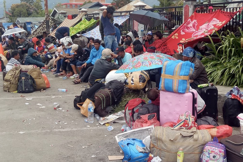 Warga Wamena memadati bandara untuk meninggalkan daerah itu akibat kerusuhan