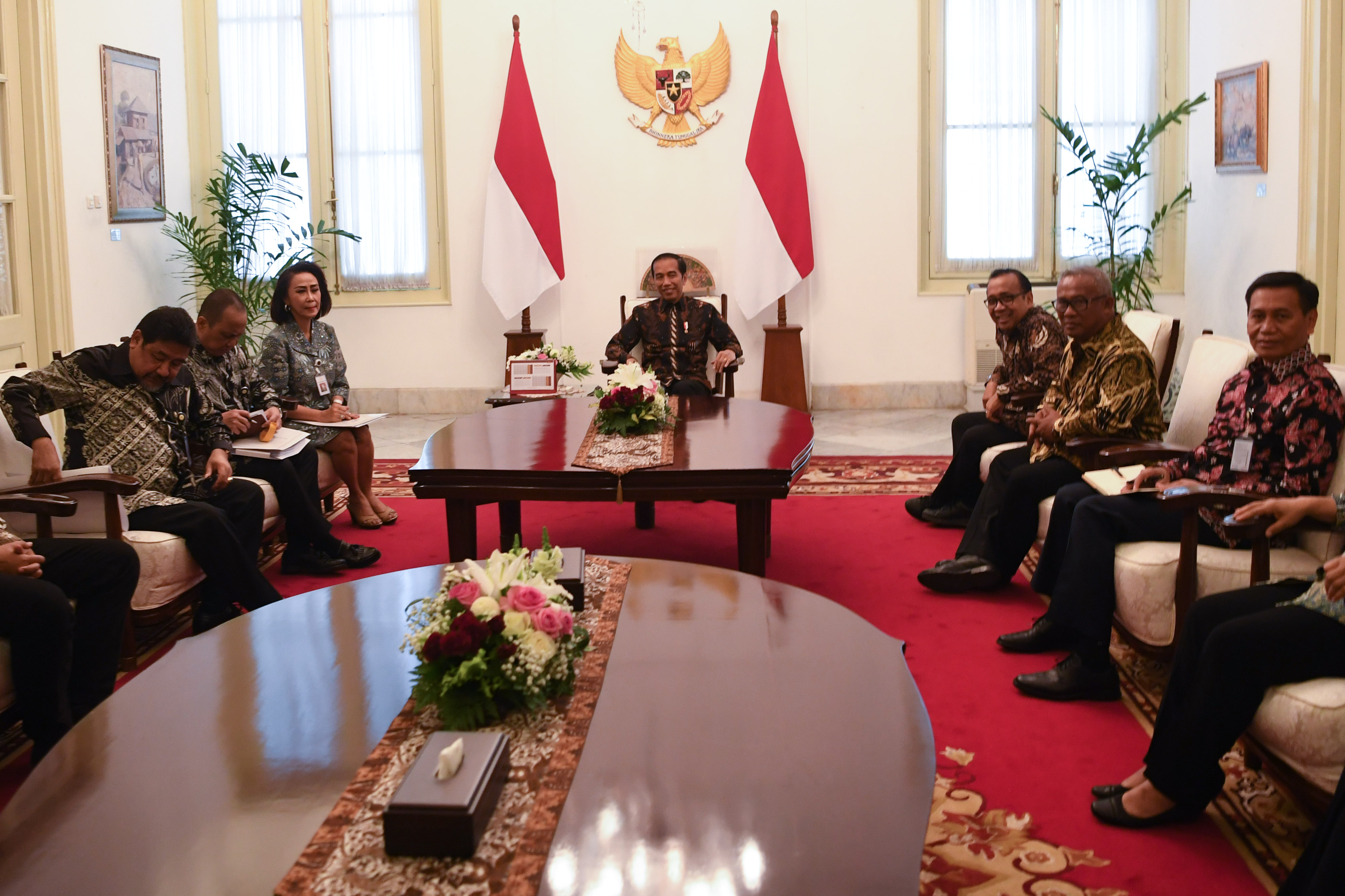 Presiden Joko WIdodo (tengah) menerima Pansel Capim KPK di Istana Merdeka Jakarta.