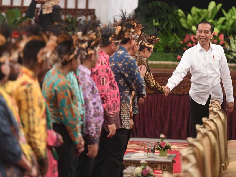 Presiden Joko Widodo menyalami tokoh masyarakat Papua dan Papua Barat saat pertemuan di Istana Negara, Jakarta, kemarin.