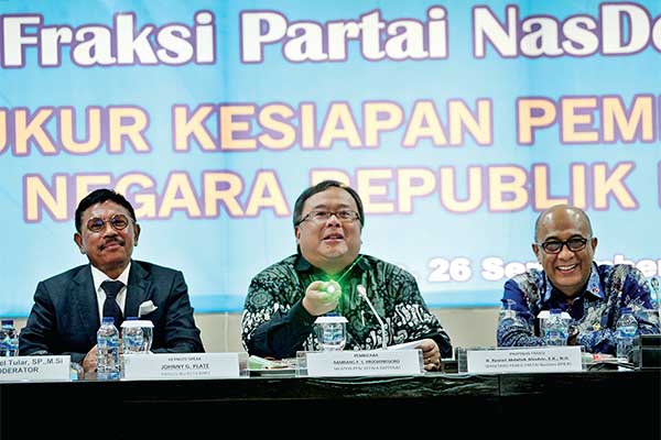 Menteri Perencanaan Pembangunan Nasional/Kepala Bappenas Bambang Brodjonegoro (tengah), anggota Pansus Ibu kota Baru Johnny G Plate (kiri)