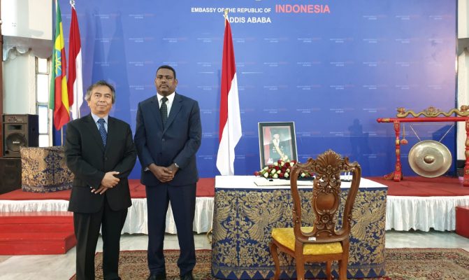Menteri Negara Urusan Luar Negeri Ethiopia, Markos Tekle (kanan) dan Duta Besar RI untuk Ethiopia Al Busyra Basnur. 