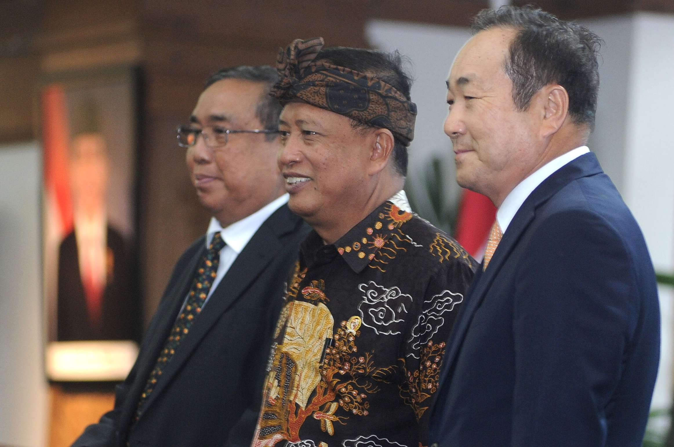 Menristekdikti M. Nasir berfoto bersama rektor asing pertama di Indonesia  Jang Youn Cho yang memimpin Universitas Siber Asia