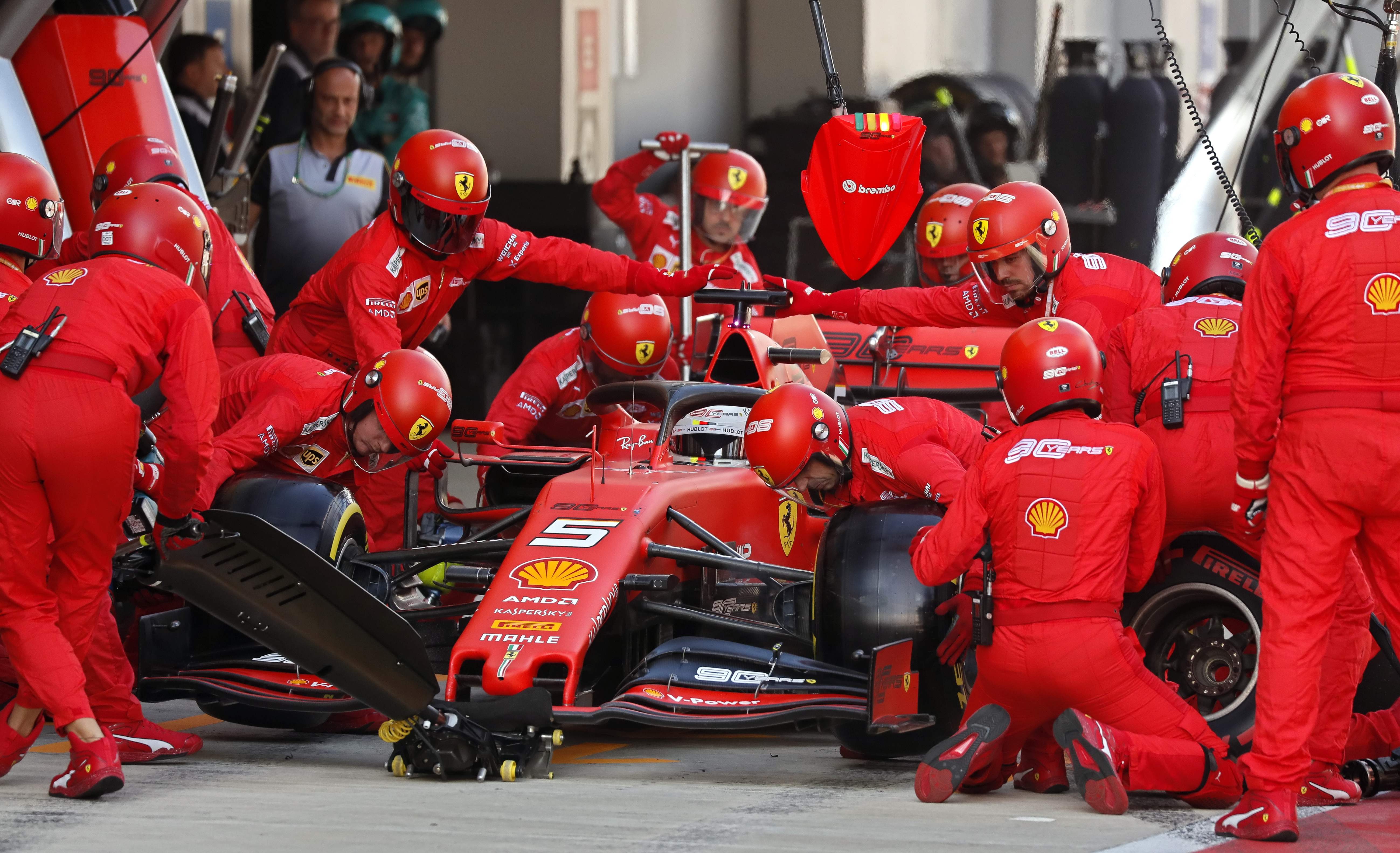 Pembalap Ferrari Sebastian Vettel melakukan pit stop di GP Rusia
