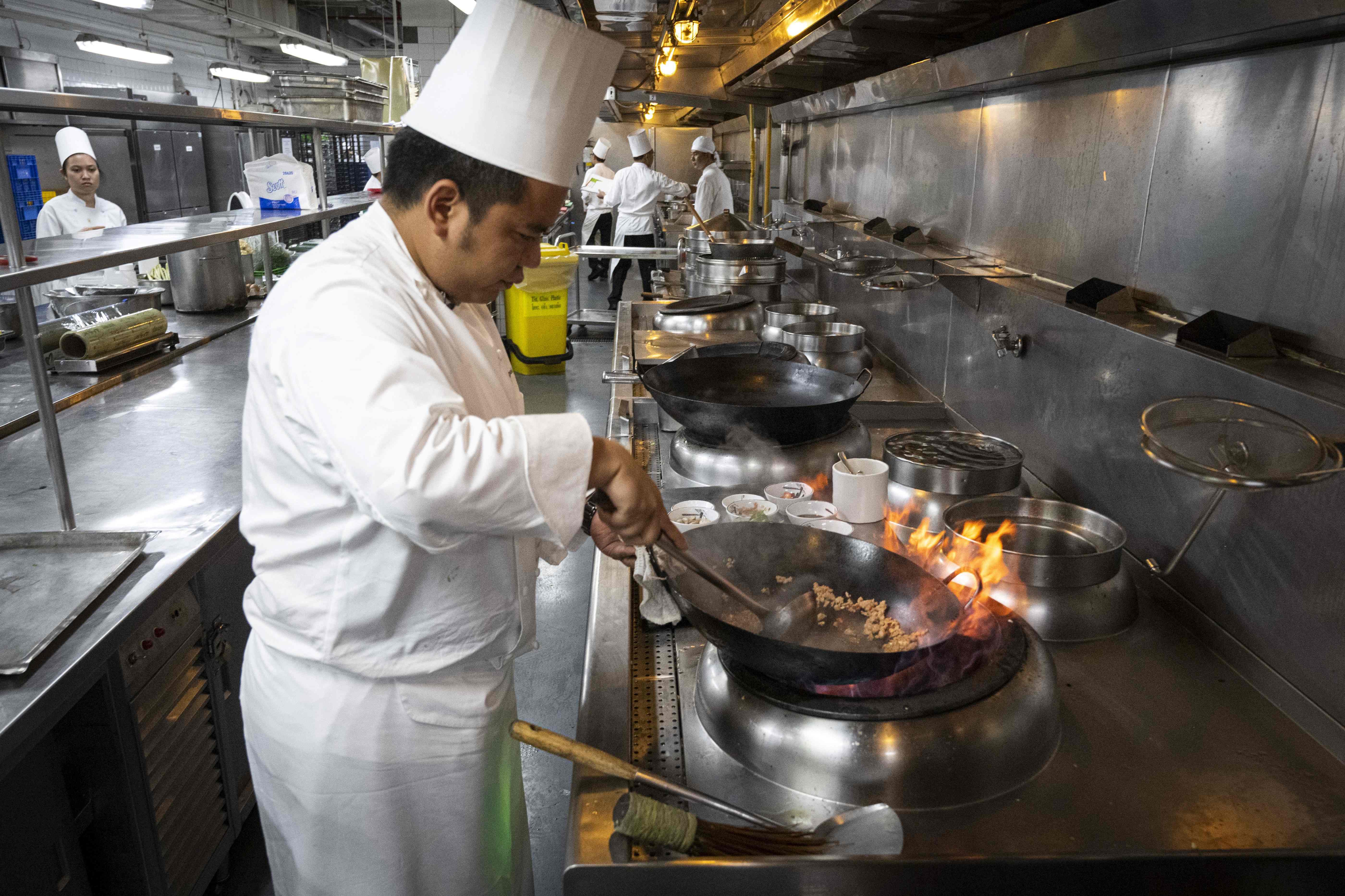 Seorang chef memasak di sebuah hotel mewah di Kota Bangkok.