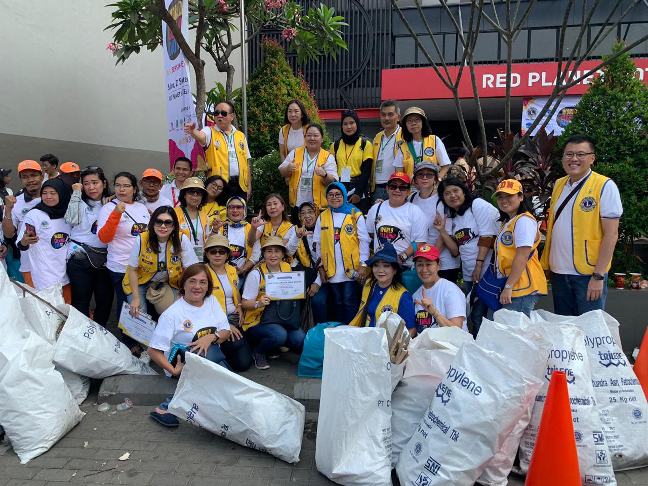 Anggota masyarakat yang tergabung dalam Lions Club melakukan aksi bersih-bersih di Jakarta, Sabtu (21/9).