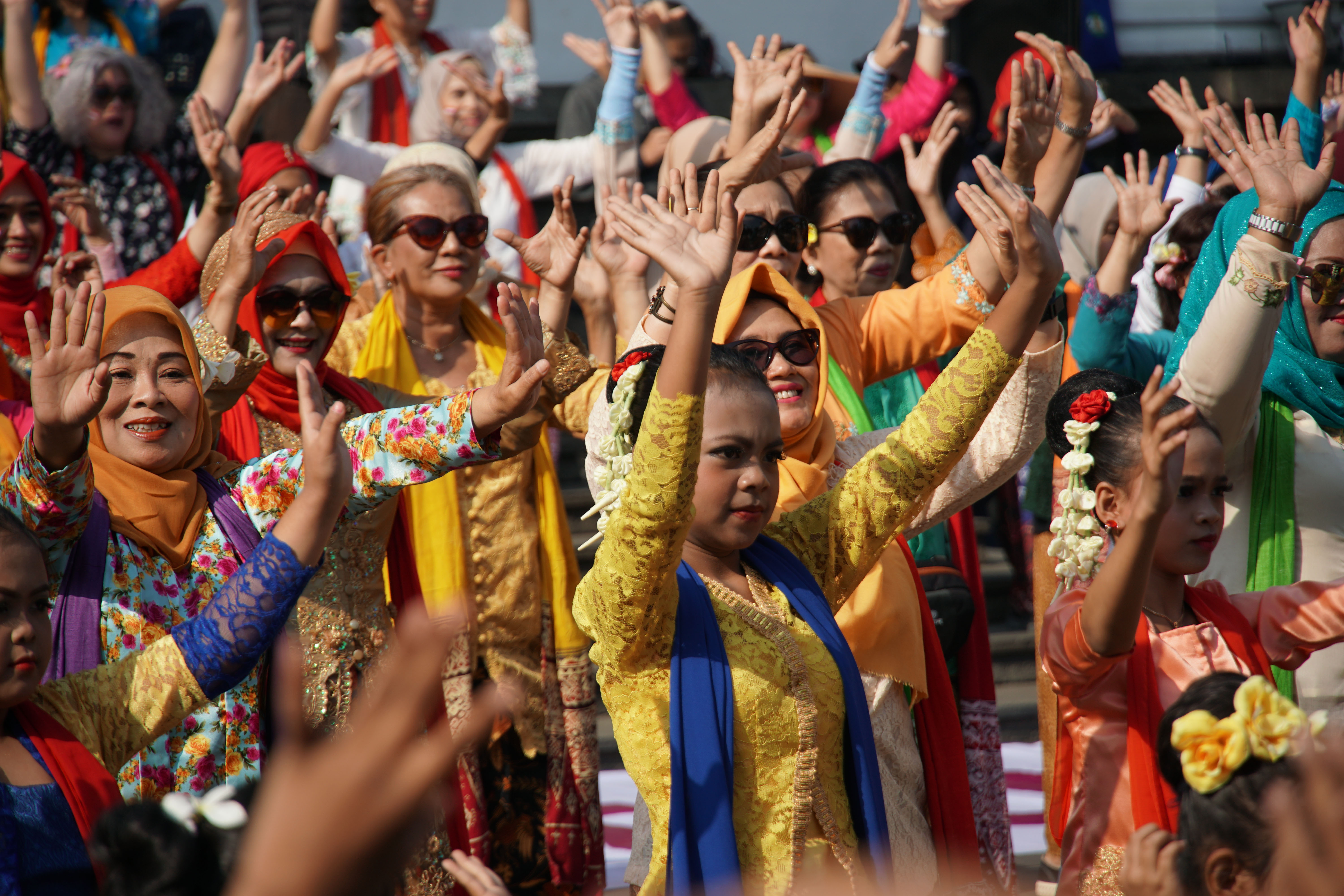 Menari Ketuk Tilu bersama di halaman Gedung Sate Bandung