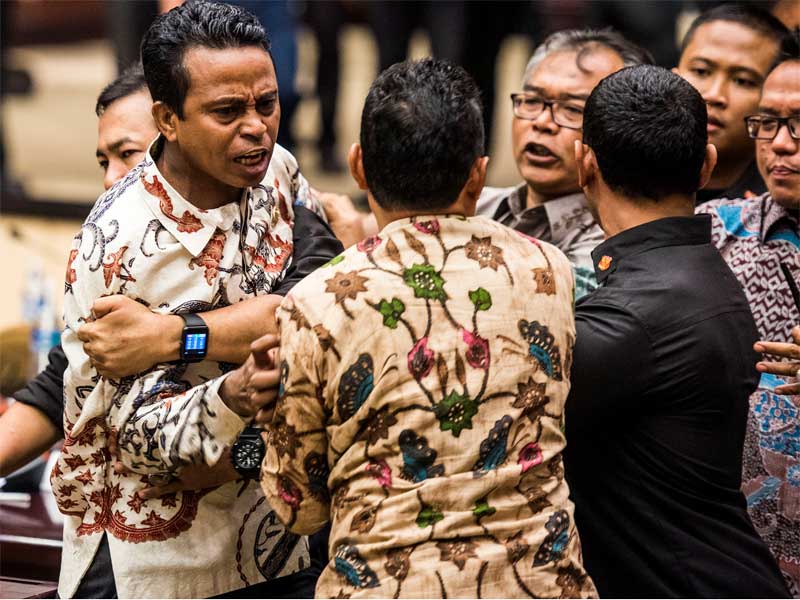  Anggota DPD asal Maluku Utara Basri Samarra diamankan oleh sejumlah anggota DPD saat melakukan interupsi pada sidang Paripurna.