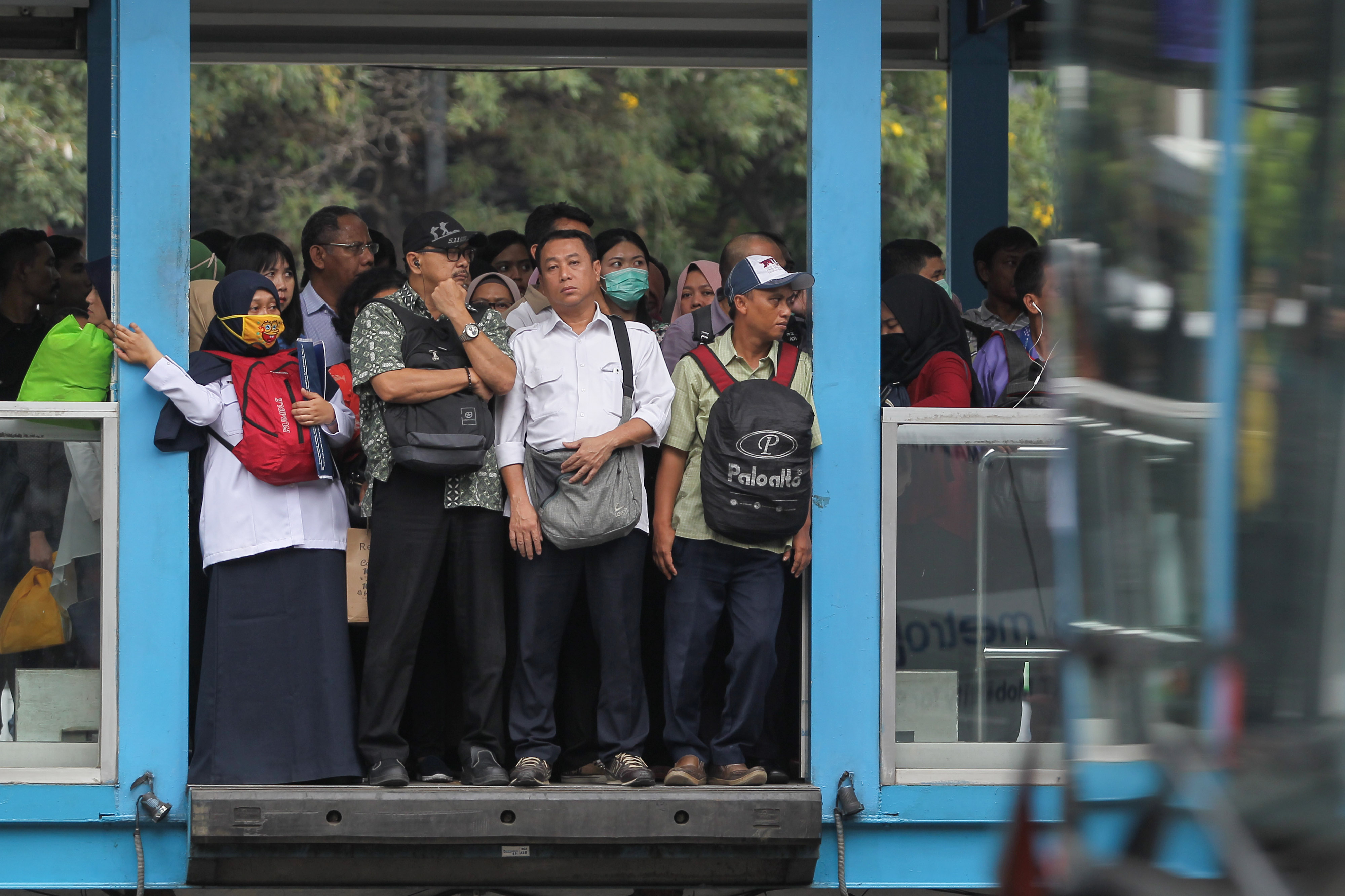 Penumpang menunggu Bus Transjakarta di Halte Bundaran Senayan, Jakarta