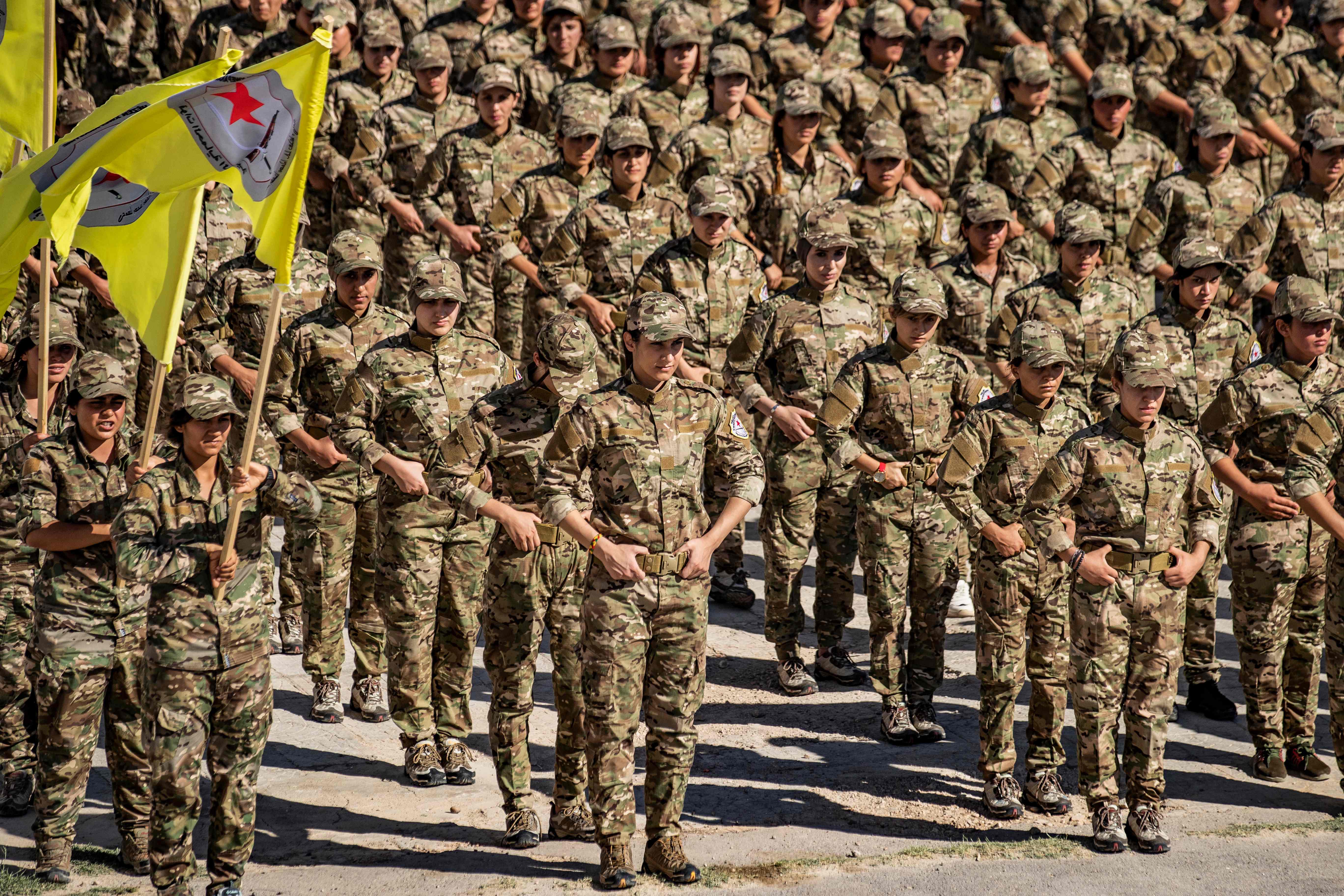 Pasukan perempuan Tentara Demokratik Suriah (SDF) atau pasukan oposisi Suriah yang berlatih di Kota Amuda, Suriah, Minggu (22/9).