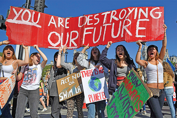 Aktivis lingkungan melakukan aksi protes global climate strike di London, Inggris, kemarin