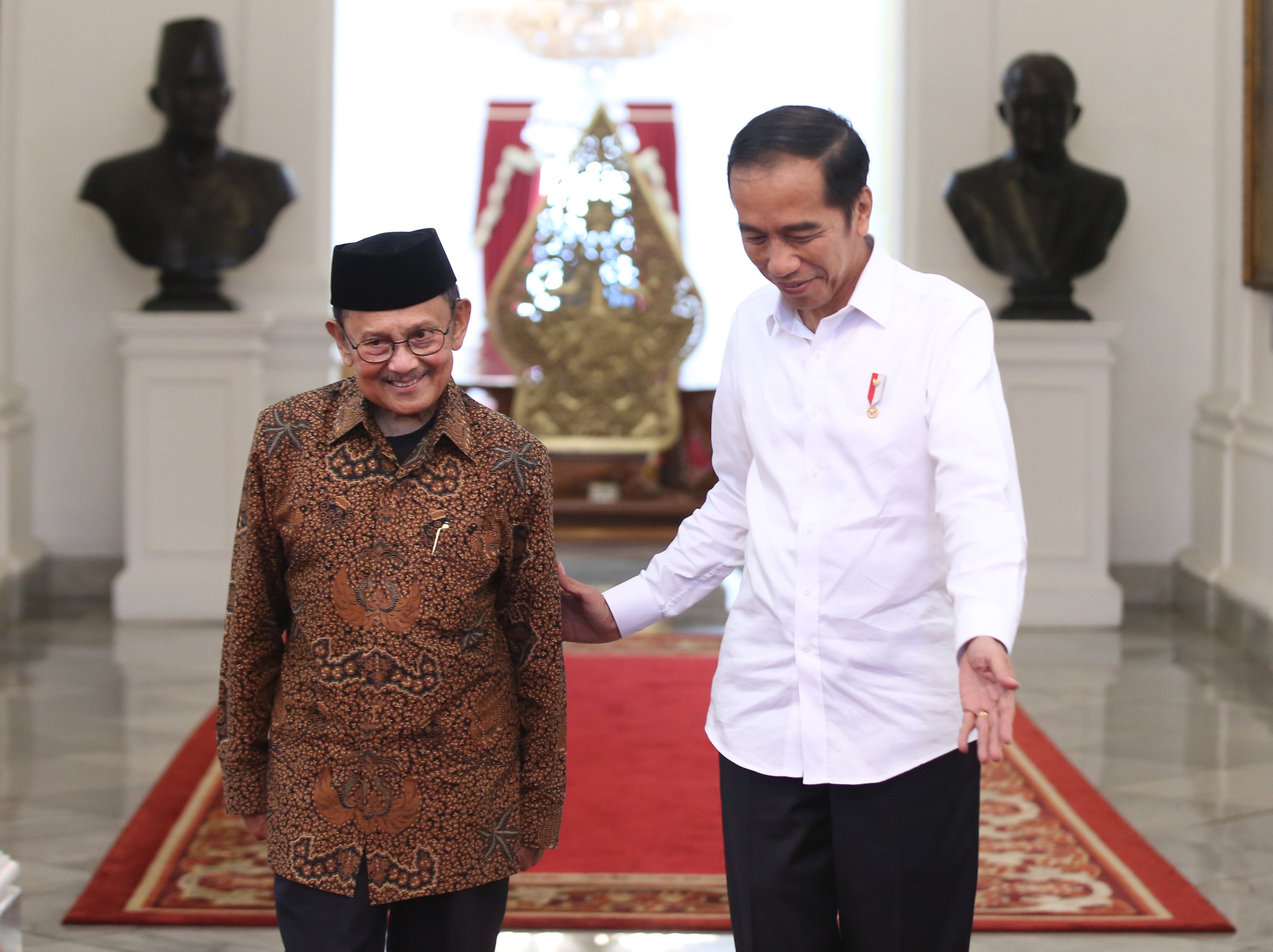 Presiden Joko Widodo (kanan) bersama Presiden ketiga Indonesia BJ Habibie