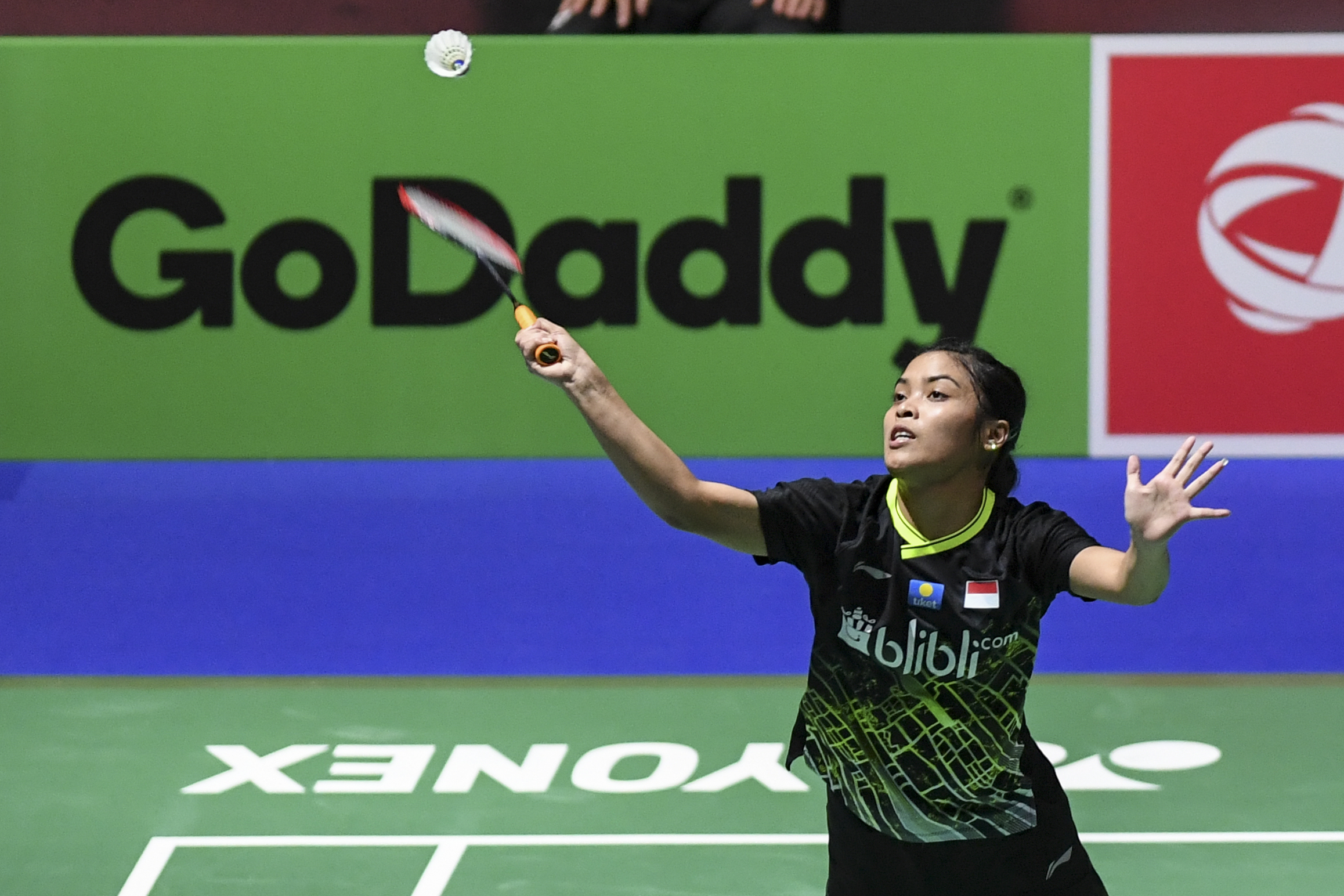 Pebulu tangkis Indonesia Gregoria Mariska Tunjung terjatuh saat berusaha mengembalikan kok.
