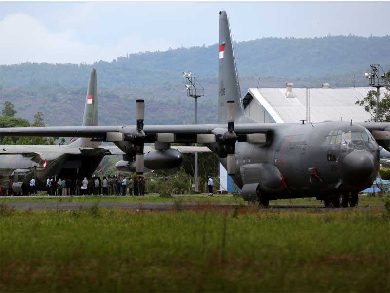 Pesawat Hercules C-130 milik TNI yang akan digunakan untuk mengangkut mahasiswa Papua.