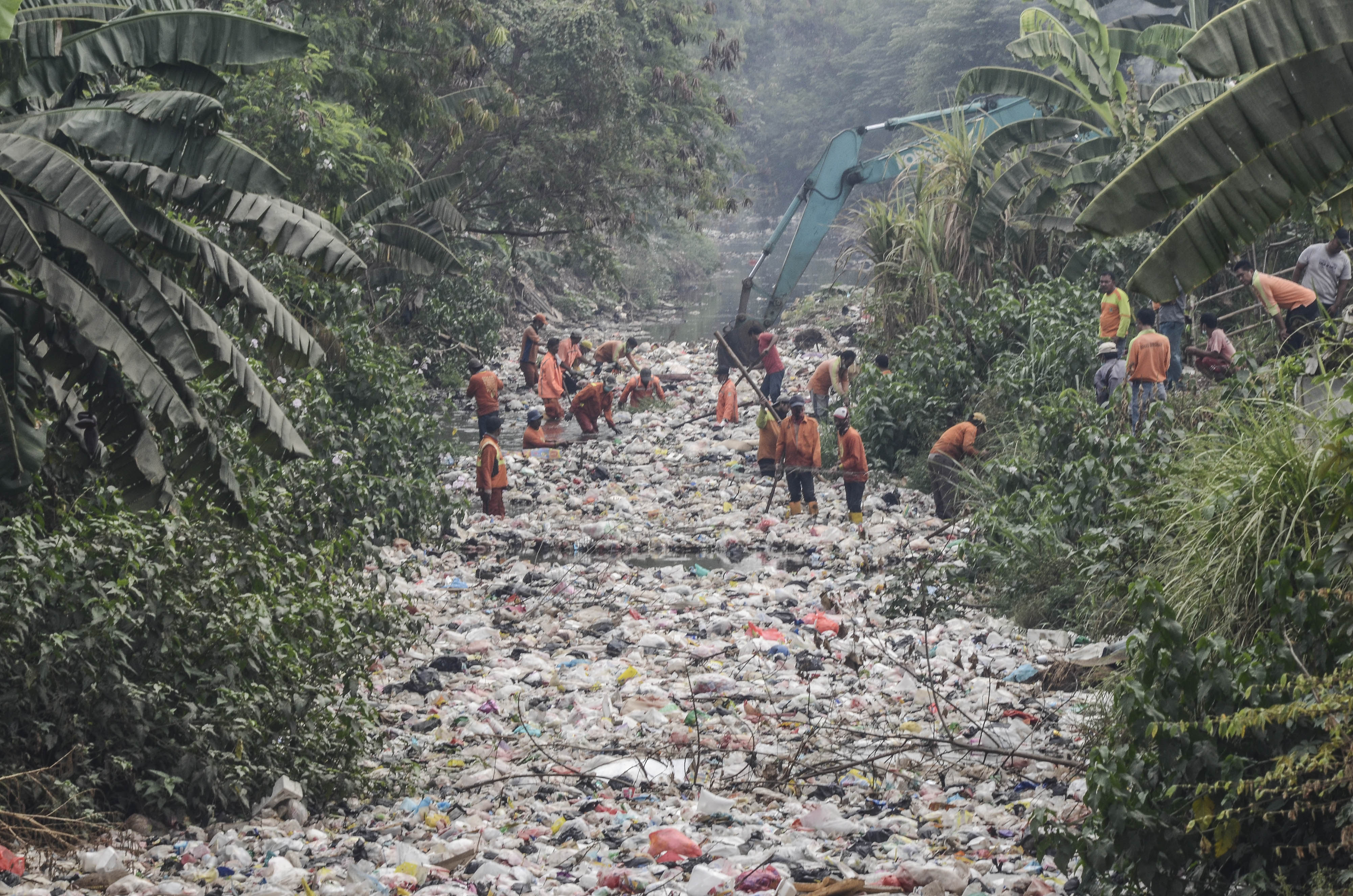 Sejumlah petugas gabungan Dinas Lingkungan Hidup (DLH), TNI dan PUPR melakukan proses pembersihan Kali Jambe