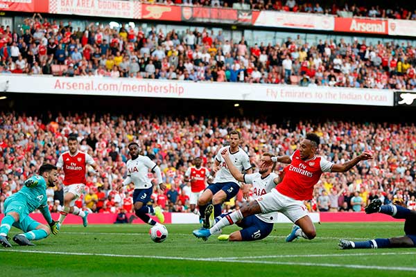 Striker Arsenal Pierre-Emerick Aubameyang (tengah/ foto atas) ketika mencetak gol penyeimbang ke gawang Tottenham Hotspur.