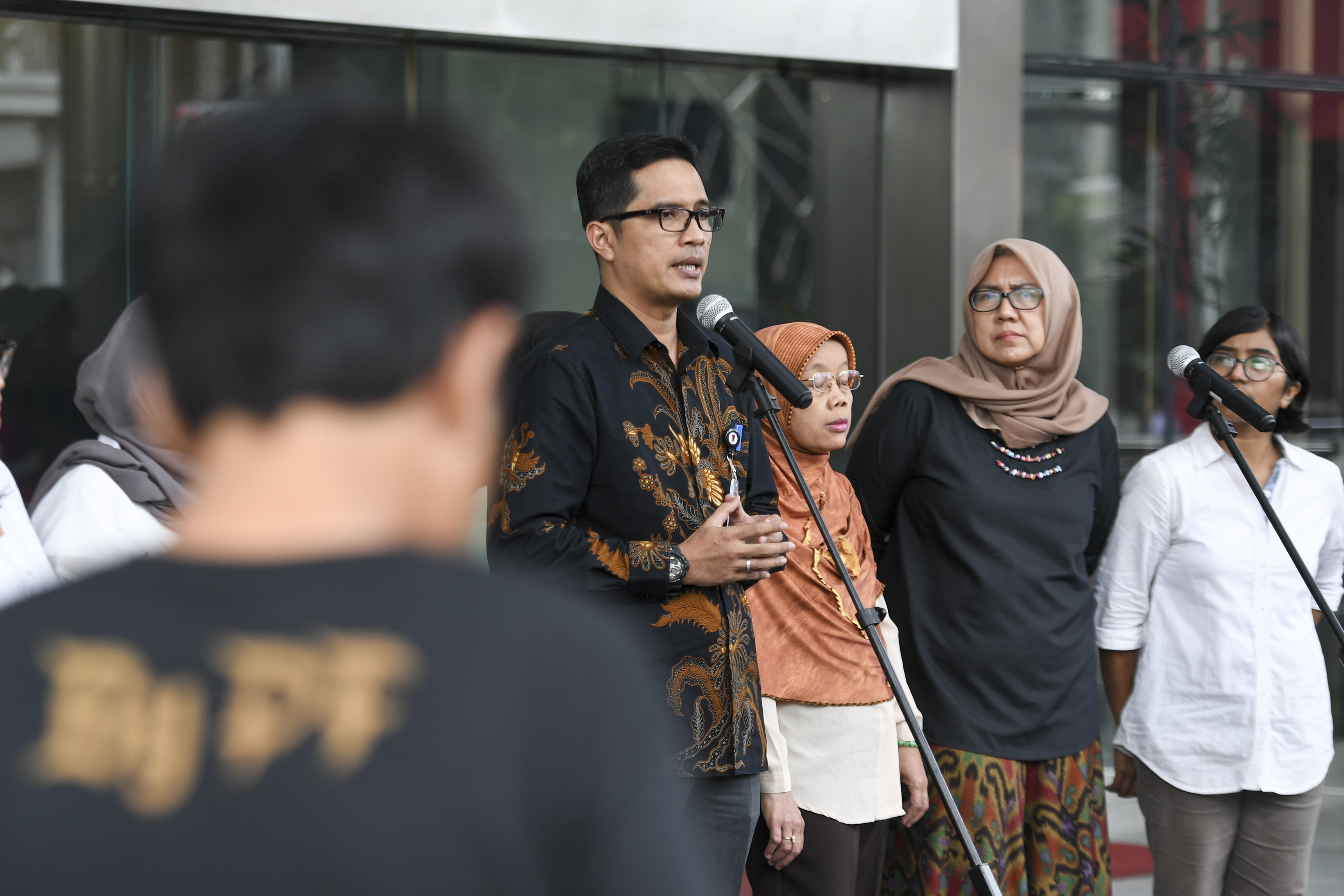 Kepala Biro Humas KPK Febri Diansyah (kiri) bersama aktivis yang tergabung dalam Kolisi Masyarakat Sipil untuk KPK Bersih