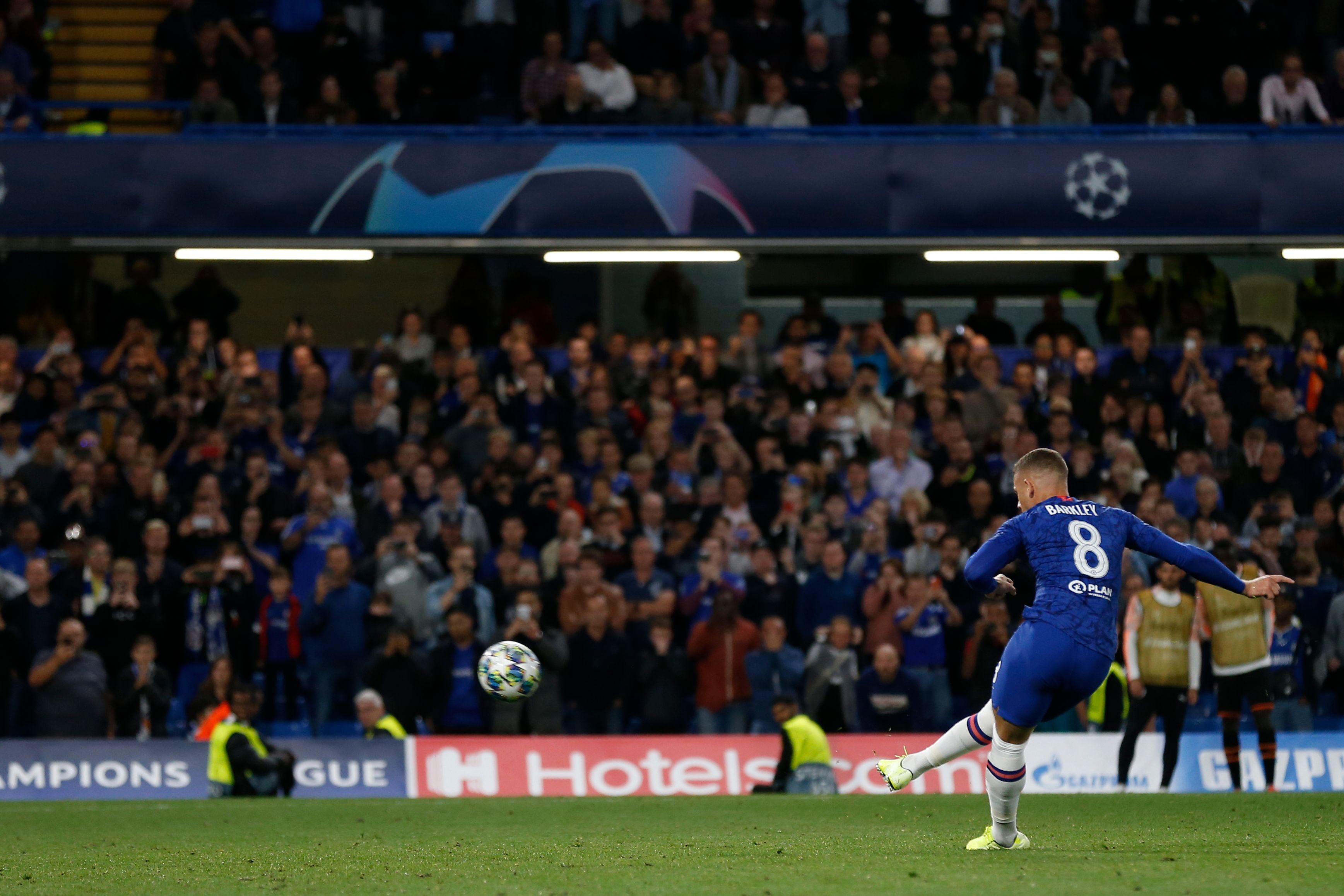 Pemain Chelsea Ross Barkley melepaskan tendangan penalti yang melenceng ke atas gawang Valencia di laga Liga Champions.