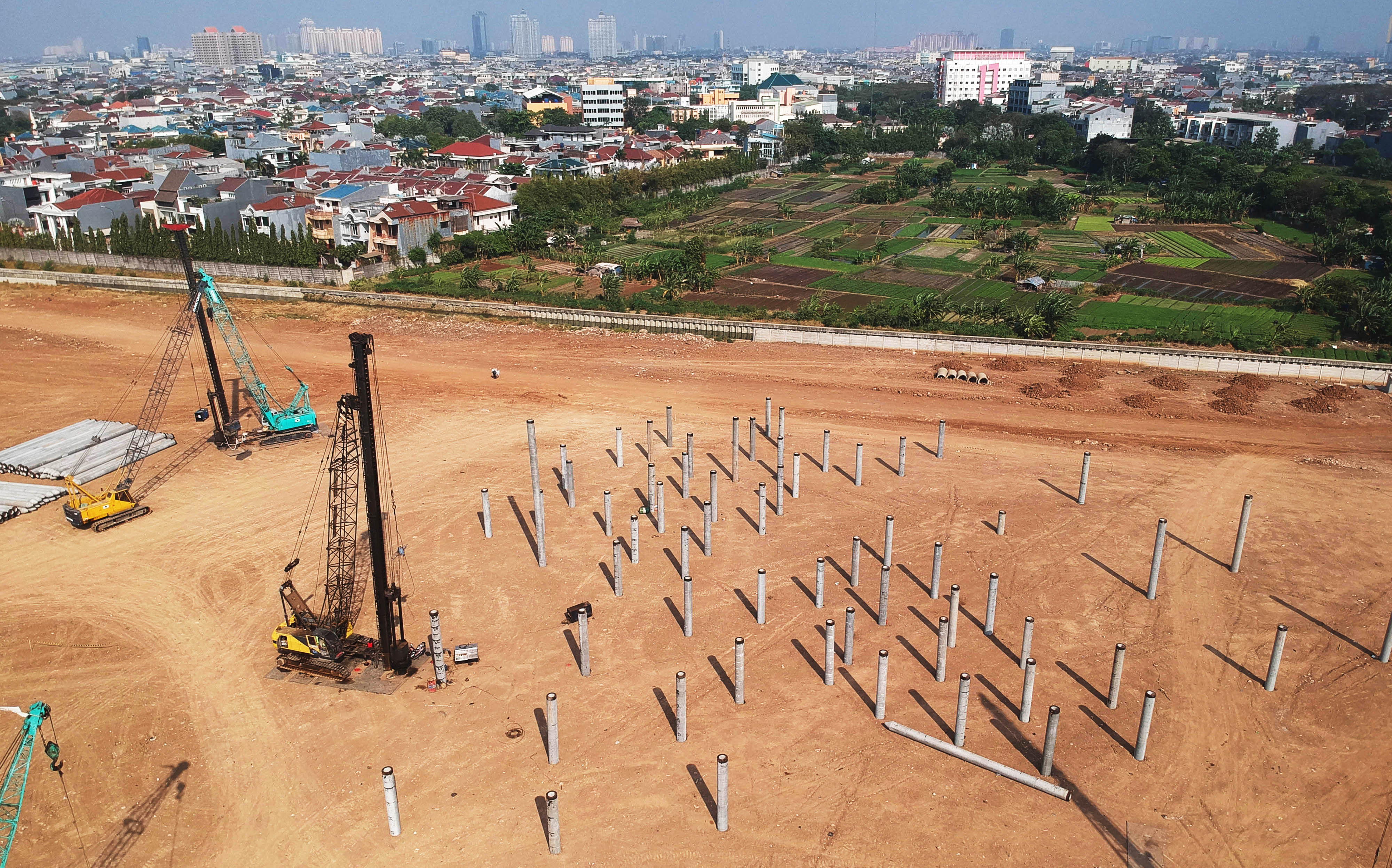  Puluhan tiang pancang terpasang pada lahan proyek pembangunan Stadion BMW, Jakarta.