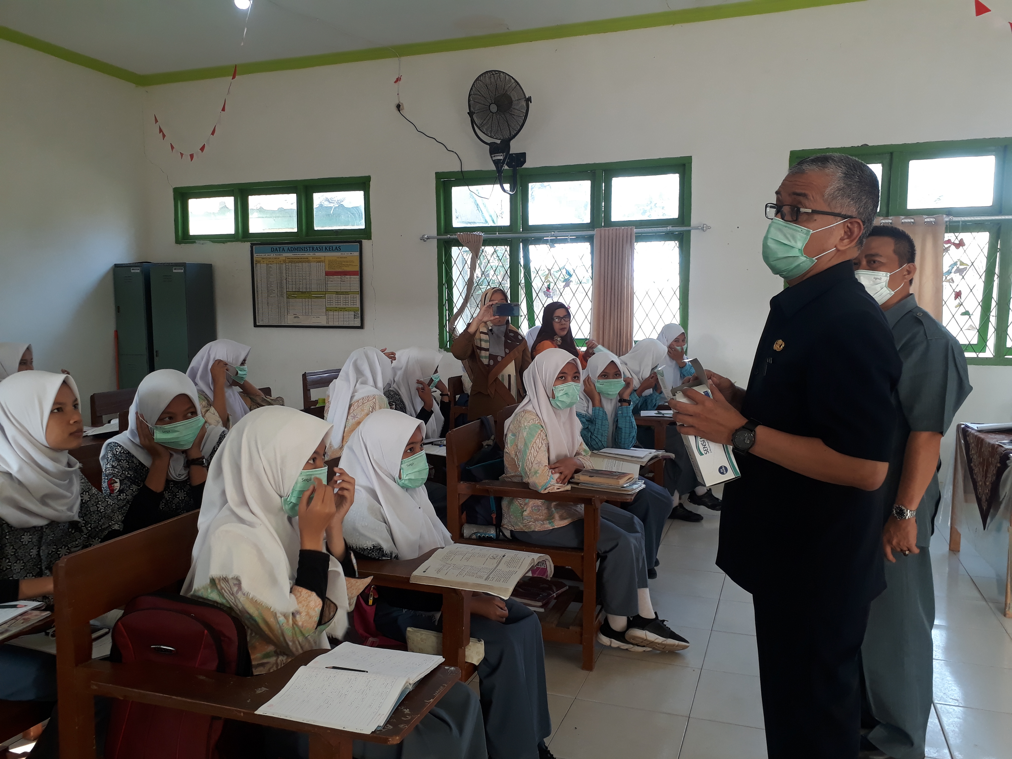 Dinas Pendidikan Provinsi Sumatra Selatan membagikan masker kepada para murid SMAN 20 Palembang, Kamis (12/9). 