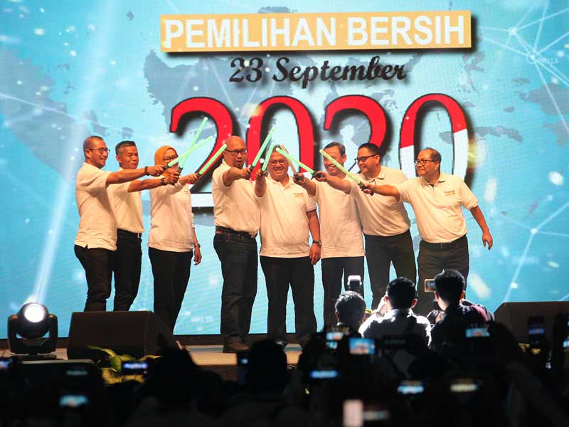  Para Komisoner Komisi Pemilihan Umum (KPU) yang diketuai Arief Budiman (tengah) dan Sekjen KPU.