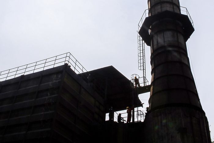 Petugas laboratorium Dinas Lingkungan Hidup DKI Jakarta memeriksa cerobong asap di pabrik peleburan baja PT Hong Xin Steel