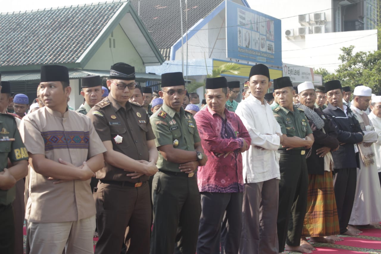 Ratusan warga Palembang mengikuti salat istisqa di markas Komando Distrik Militer 0418 Palembang, Kamis (12/9).
