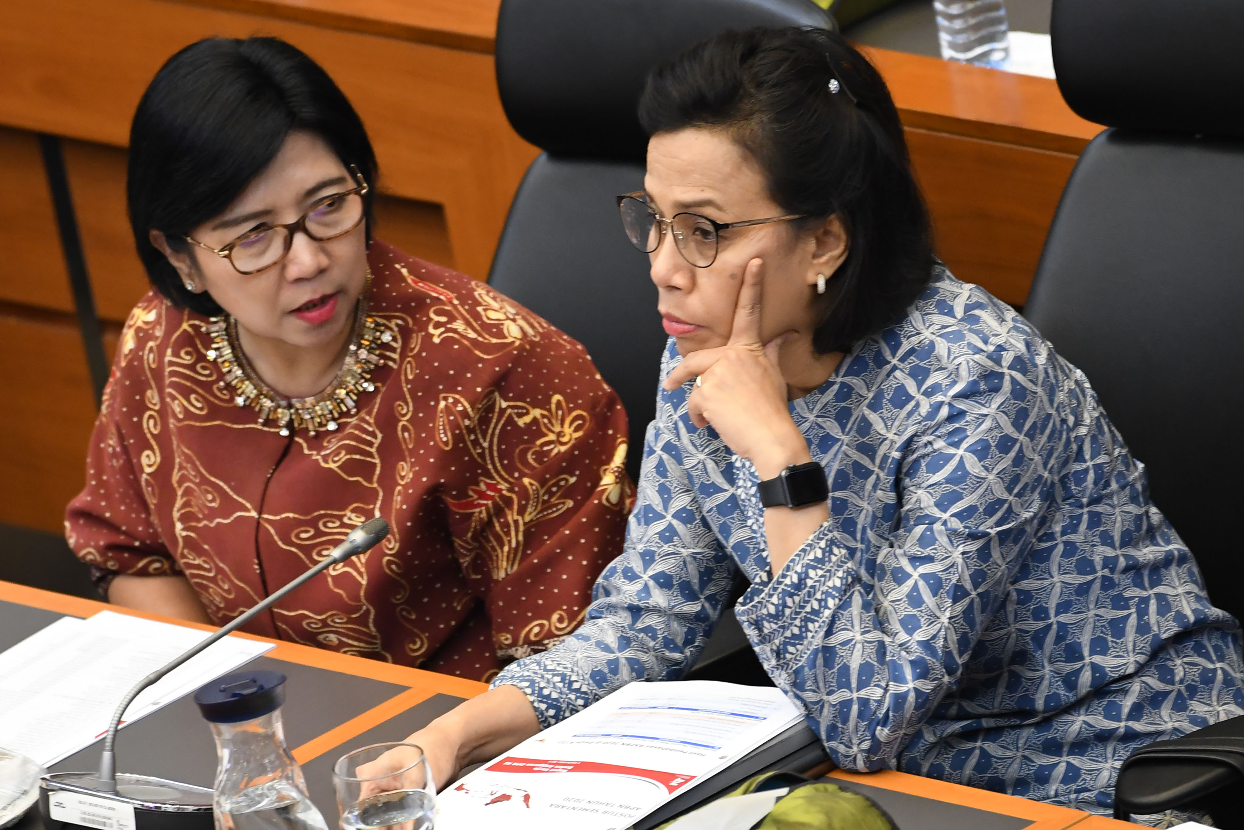 Menkeu Sri Mulyani Indrawati (kanan) berdiskusi dengan Deputi Gubernur Senior BI Destry Damayanti menjelang rapat kerja dengan Banggar DPR