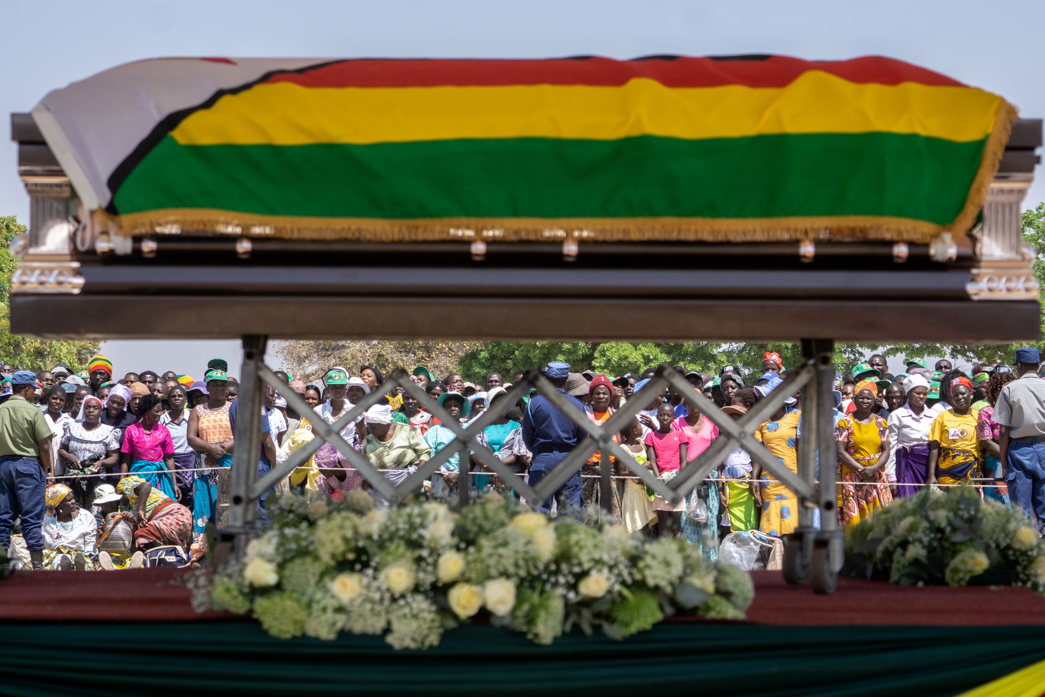 Ratusan orang menyaksikan peti berselimut bendera Zimbabwe yang di dalamnya ada jenazah mantan Presiden Robert Mugabe. 
