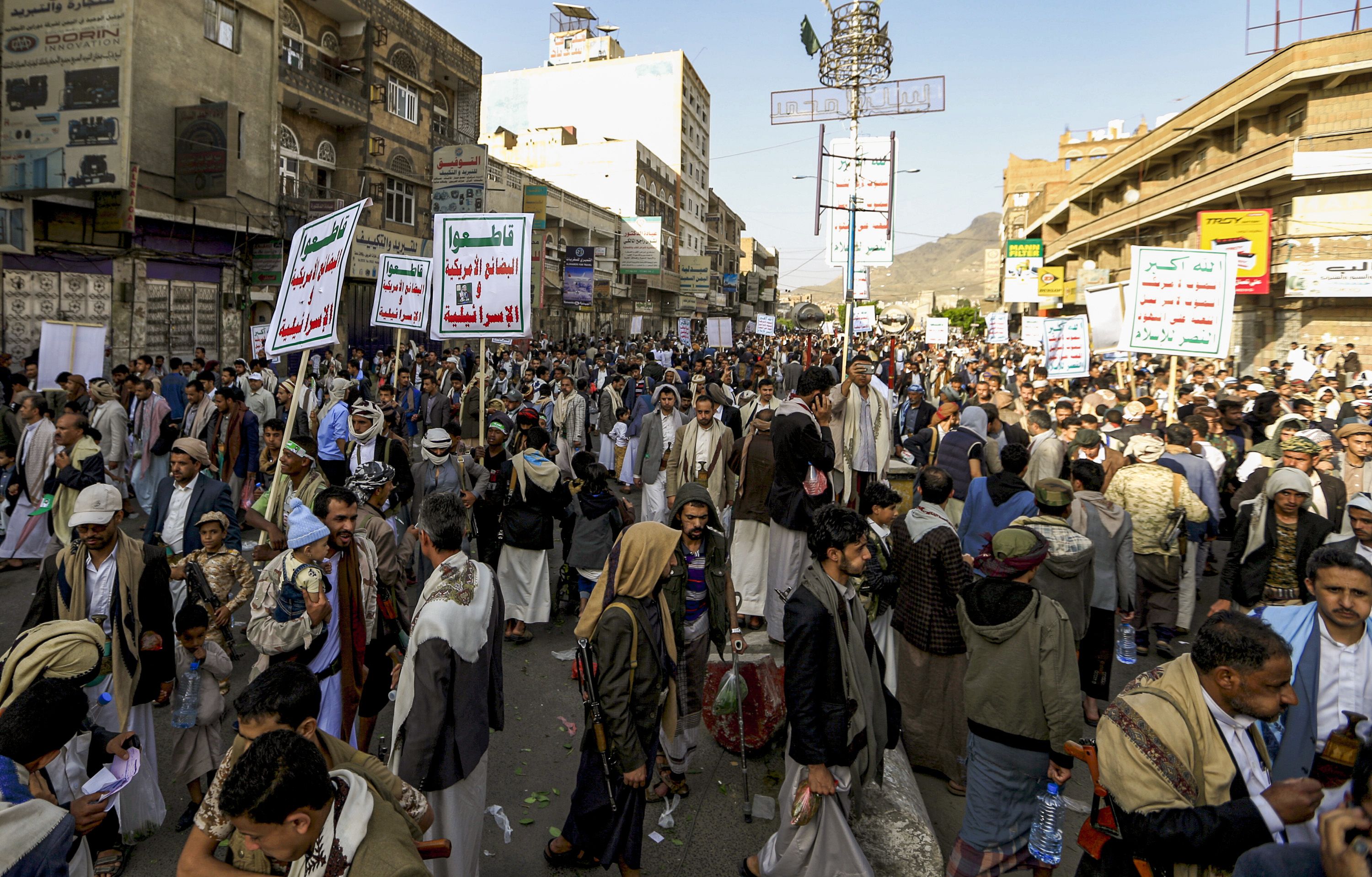 Warga Yaman pendukung kelompok Houthi berunjuk rasa di Sana'a, Yaman.