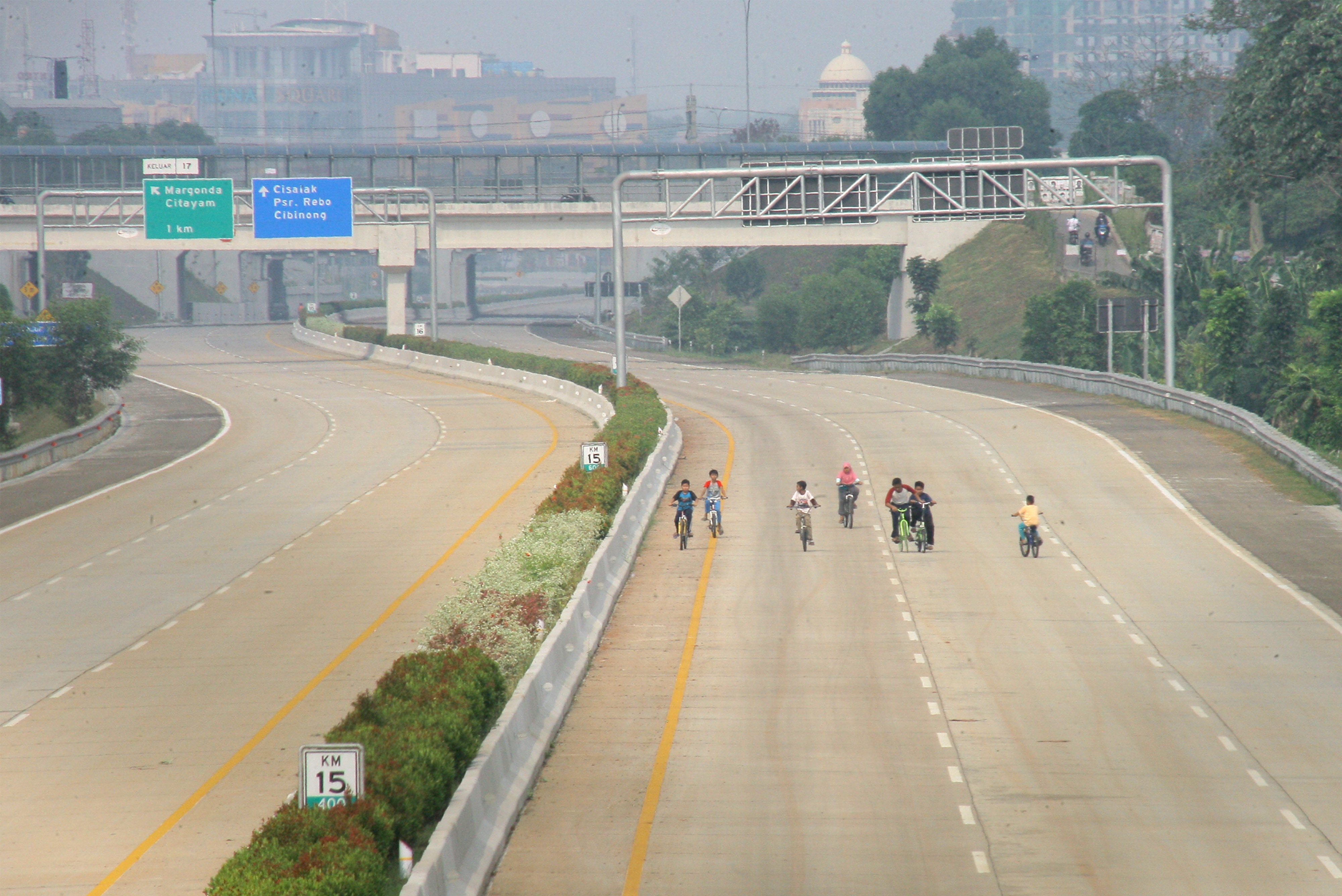 Sejumlah anak bermain sepeda di lokasi proyek Tol Cinere-Jagorawi (Cijago) seksi 2.
