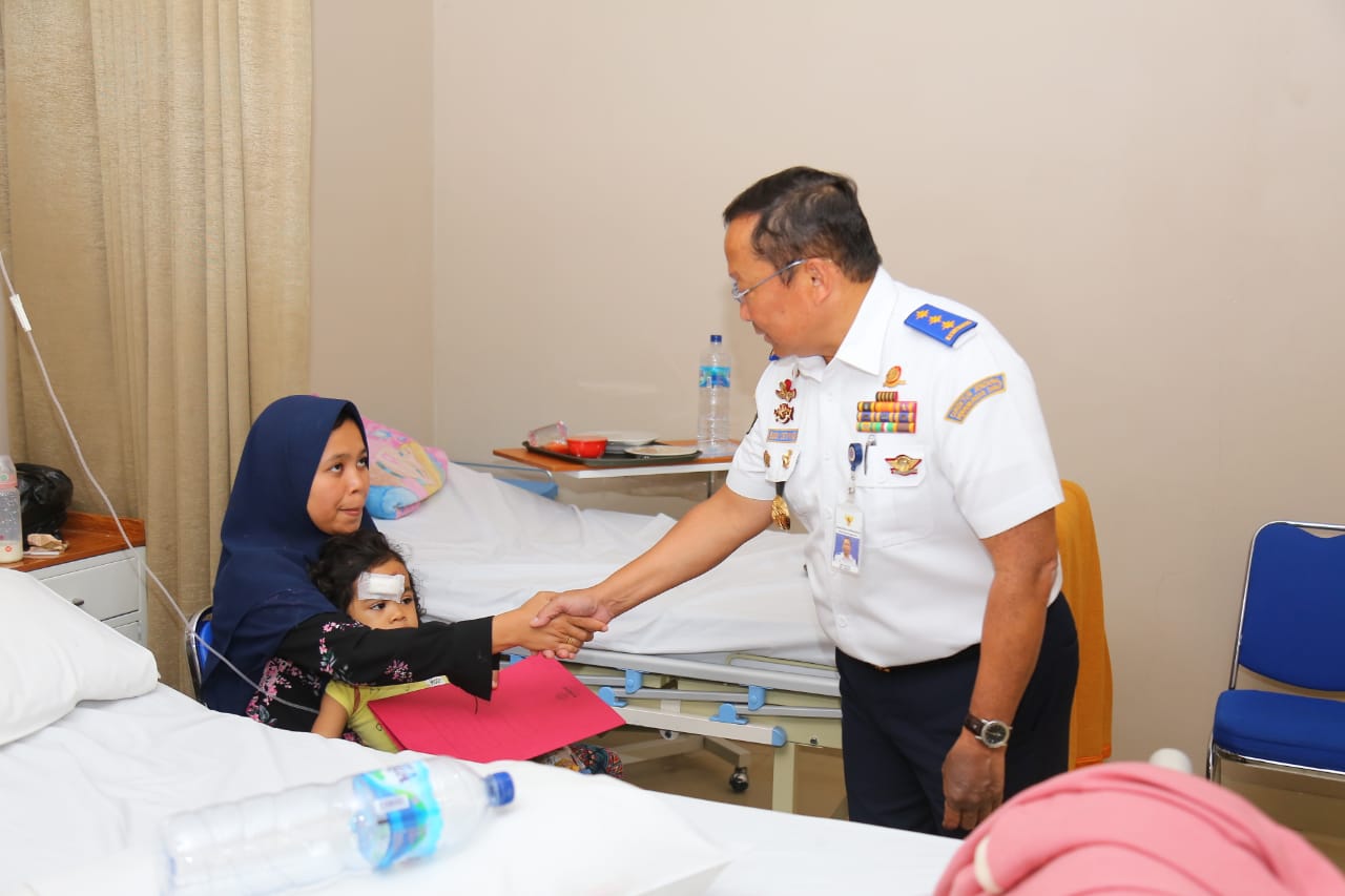 Dirjen Hubdat) Kementerian Perhubungan Budi Setiyadi mengunjungi korban kecelakaan beruntun Tol Cipularang di RS dr Abdul Radjak Purwakarta