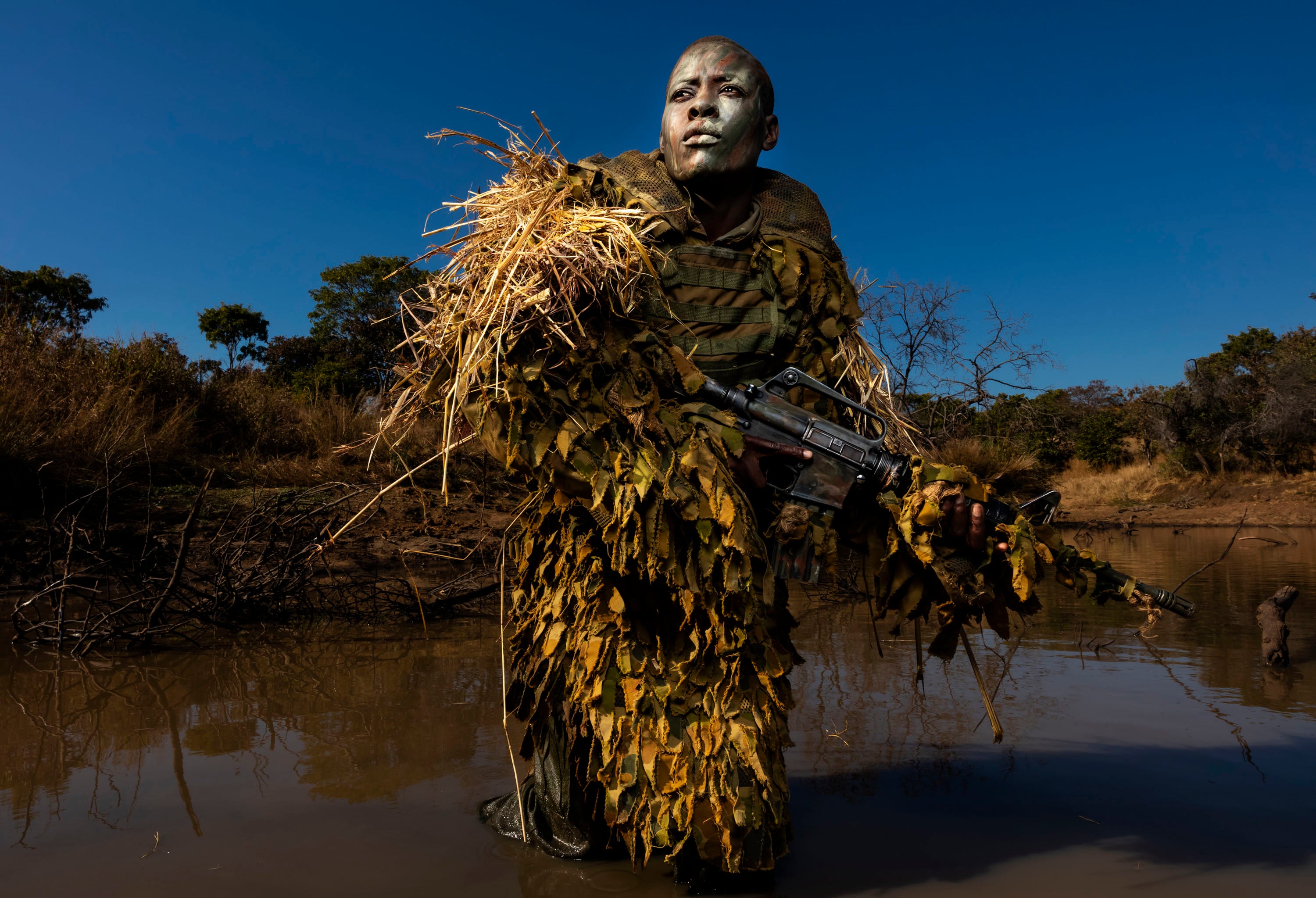 Ini ialah foto berjudul Akashinga - the Brave Ones oleh fotografer Brent Stirton yang dinominasikan dalam kategori 