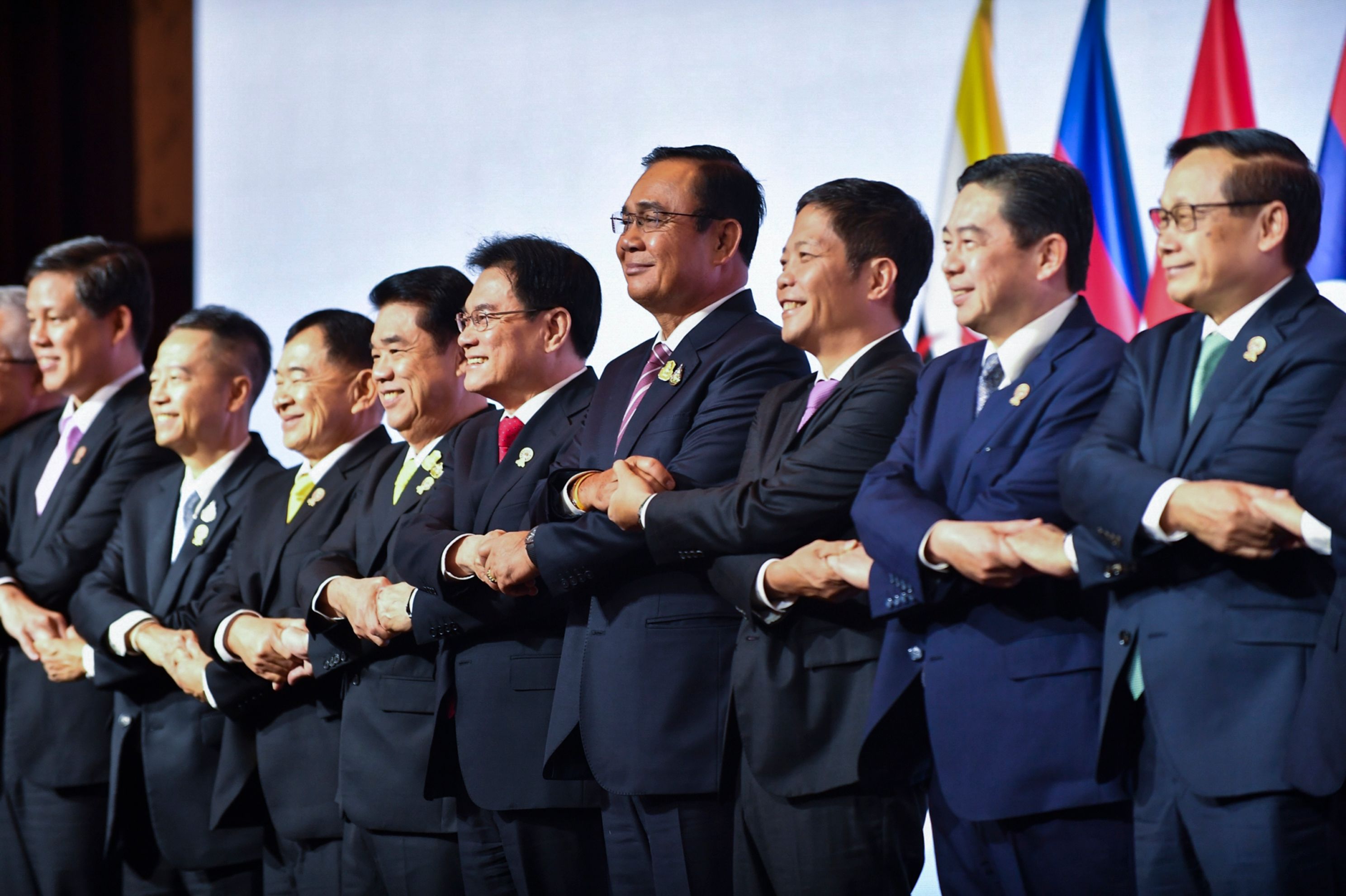 PM Thailand Prayut Chan-O-Cha (keempat dari kanan) bersama para menteri ekonomi pada ASEAN Economic Ministers Meeting di Bangkok, Thailand.