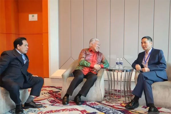 Menteri Perdagangan Enggartiasto Lukita (tengah)berbincang dengan Direktur Utama Tsingshan Industry Group Xiang Guangda 