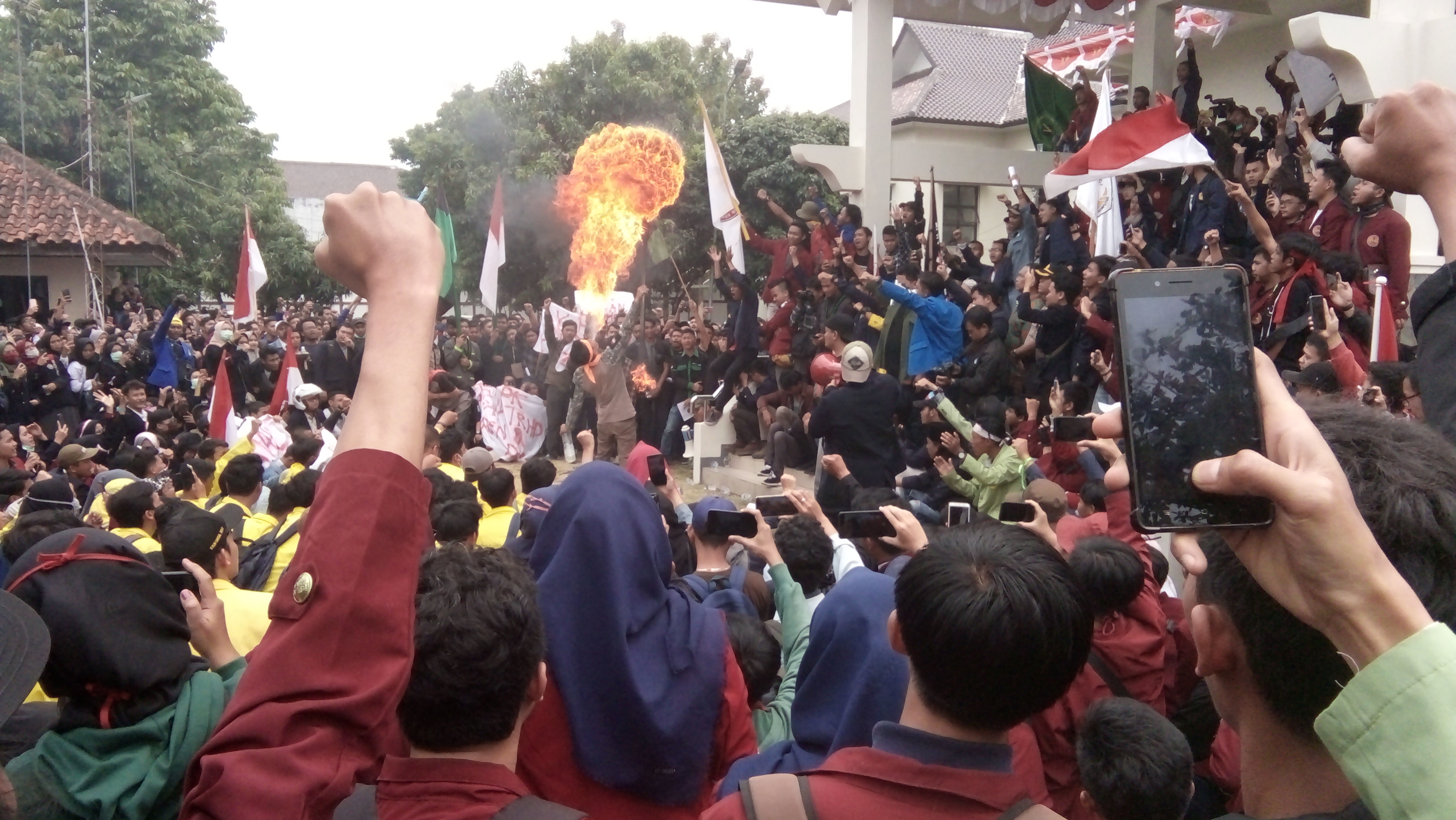Ribuan mahasiswa di Kota Tasikmalaya melakukan demo di Gedung DPRD  setempat, Selasa (24/9).  