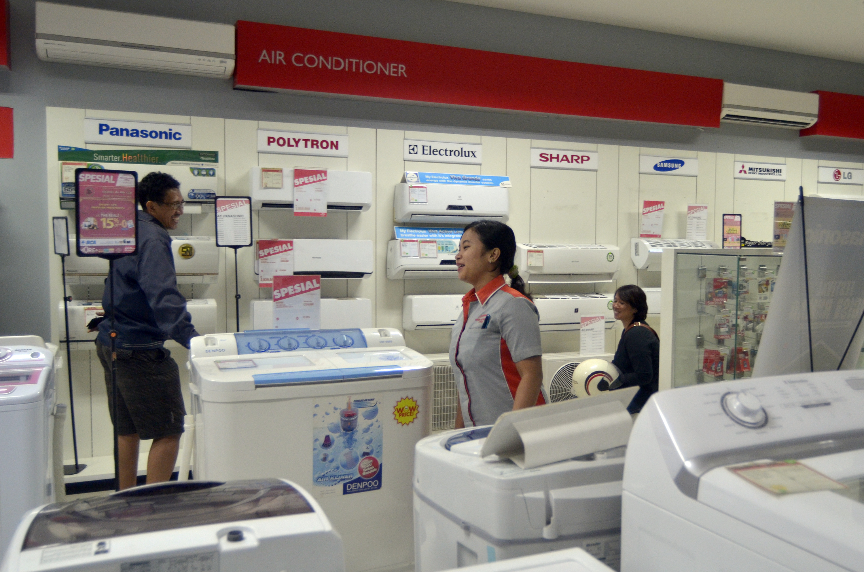 Pengunjung melihat-lihat barang eletroknik di Electronic City Gatot Subroto Kota Denpasar, Bali.