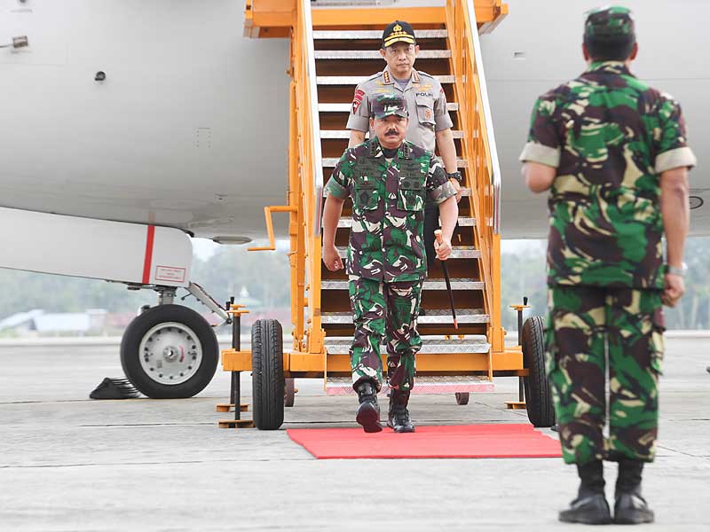 Panglima TNI Marsekal Hadi Tjahjanto bersama Kapolri Jenderal Tito Karnavian menuruni tangga pesawat ketika tiba di Bandara Sentani.