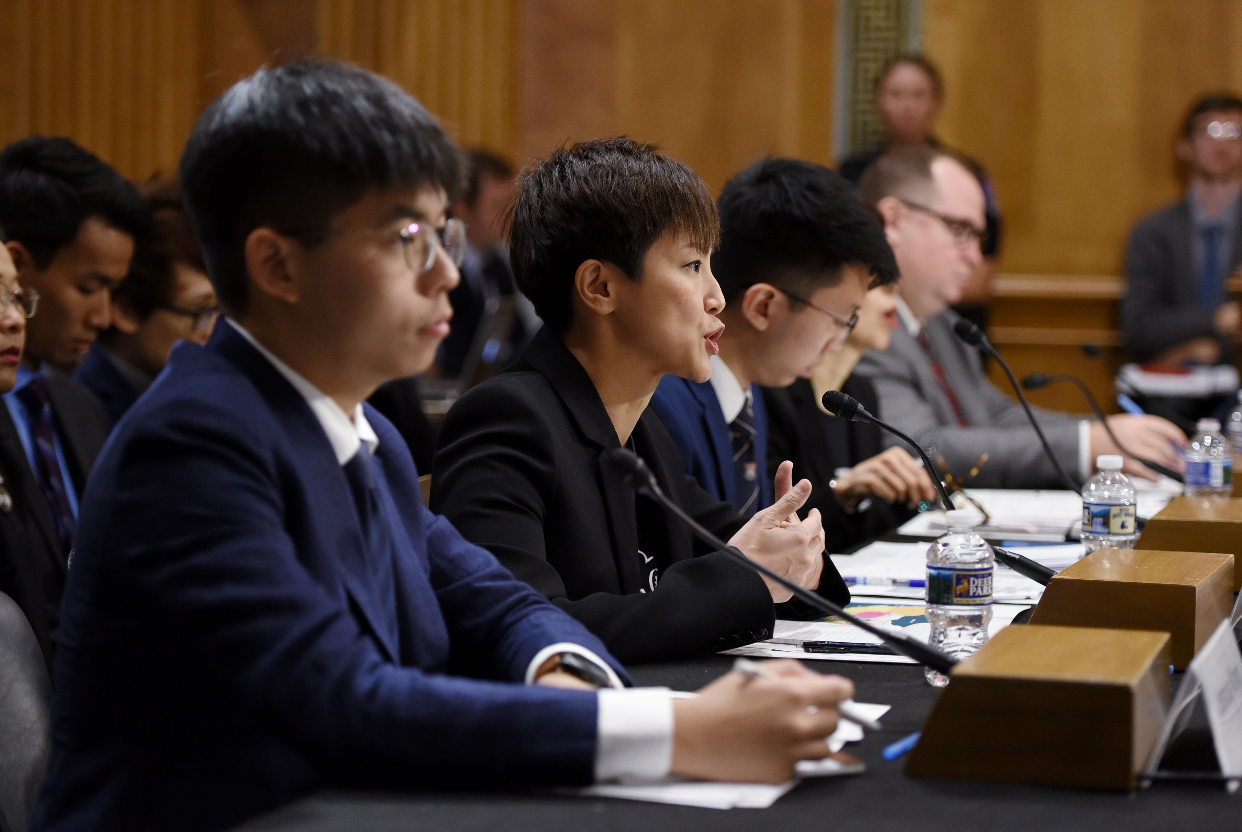 Aktivis prodemokrasi Hong Kong Denise Ho (tengah) berbicara di hadapan Kongres AS.
