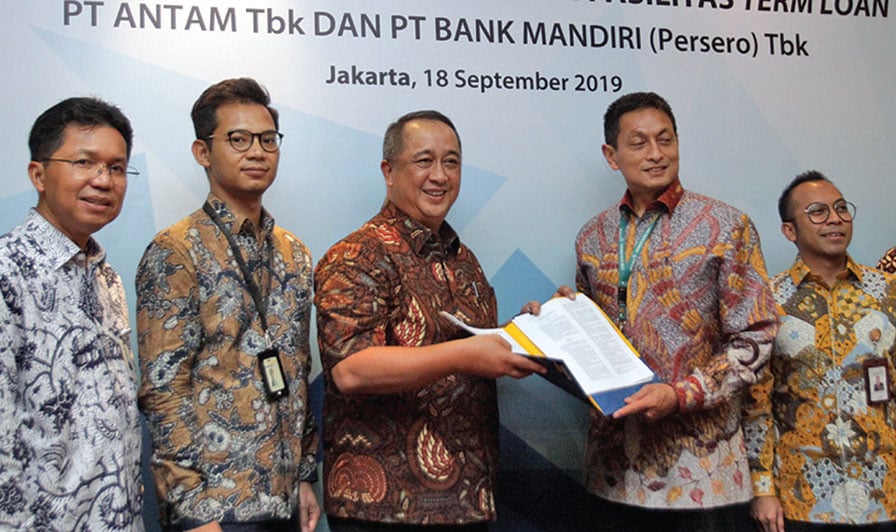 KREDIT INVESTASI: Direktur Corporate Banking Bank Mandiri Royke Tumilaar (tengah) bersama Dirut PT Antam Arie Prabowo Ariotedjo kedua kanan