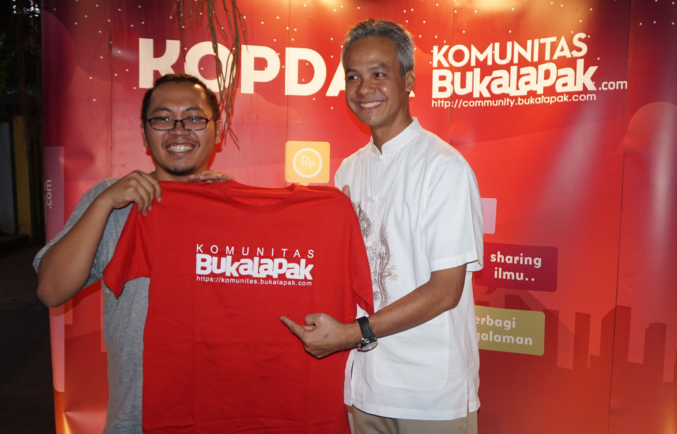  Gubernur Jawa Tengah Ganjar Pranowo (kanan) bersama CEO Bukalapak.com Achmad Zaky