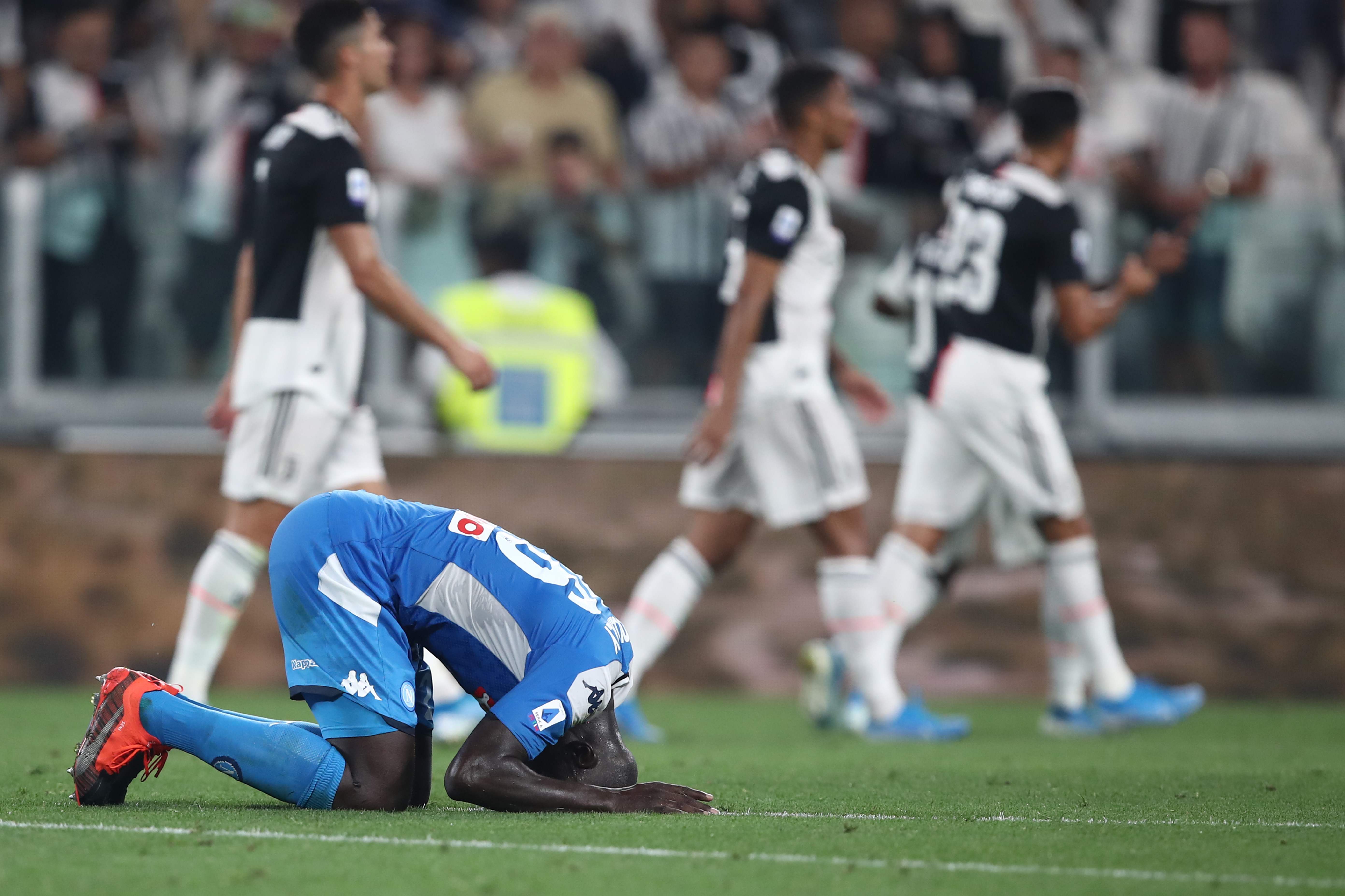 Reaksi Striker Napoli Kalidou Koulibaly usai mencetak gol bunuh diri kala ditaklukkan Juventus 3-4, pekan lalu.