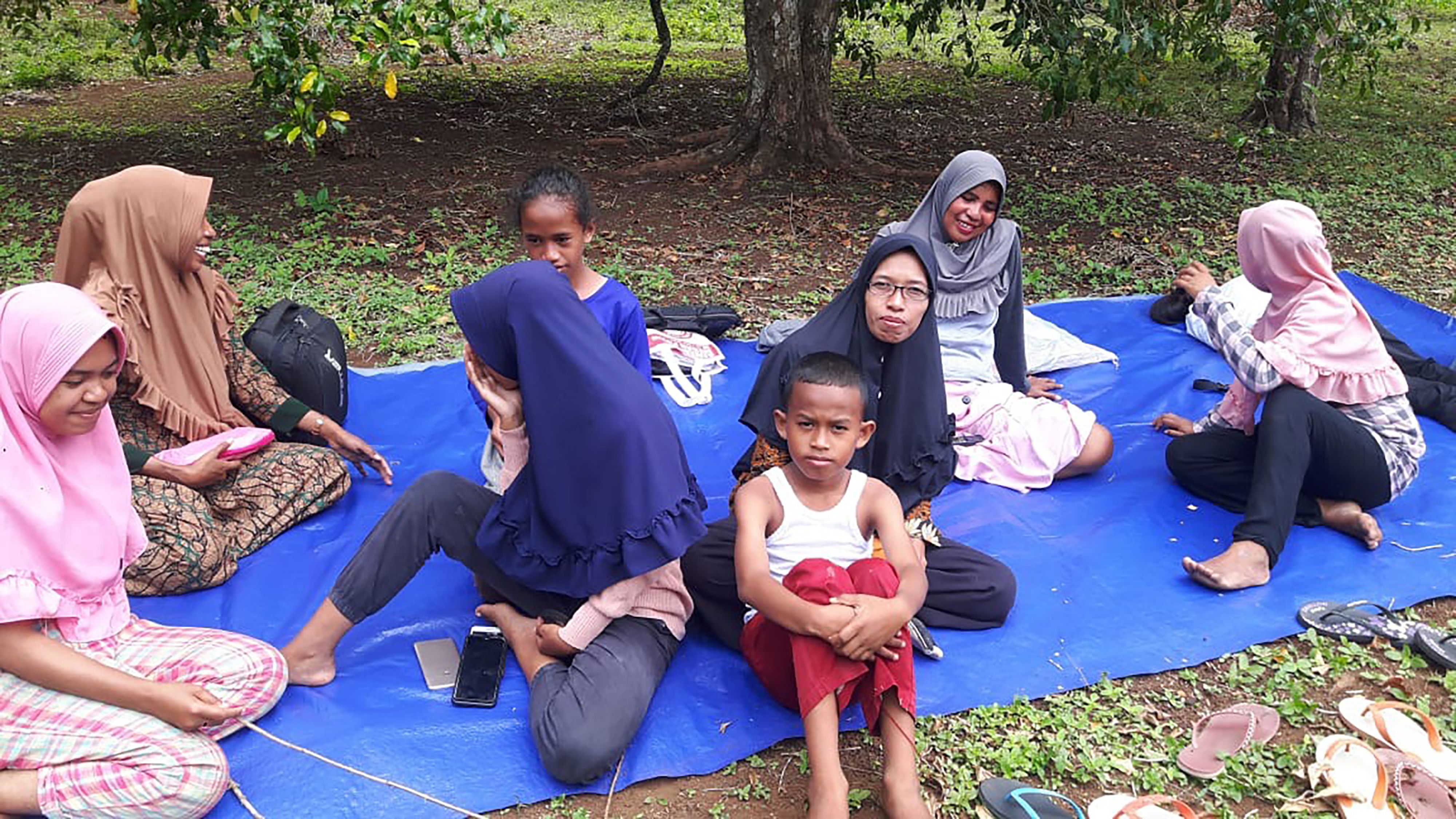 Warga bertahan di luar rumah usai gempa yang melanda Kota Ambon.