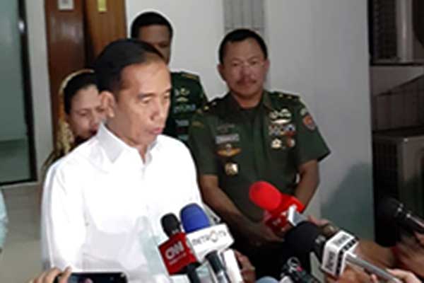 Presiden Joko Widodo memberikan keterangan kepada wartawan terkait wafatnya BJ Habibie.