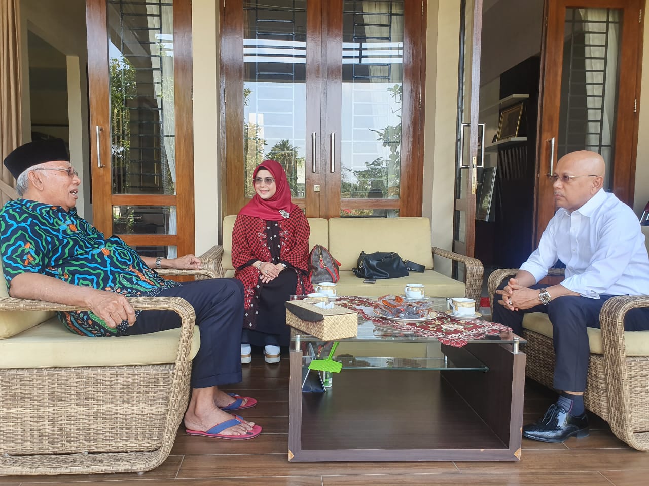 PUTRI Wakil Presiden (Wapres) terpilih KH. Ma'ruf Amin, Siti Nur Azizah (tengah), bertemu dengan  Dr. KH. Bachtiar Chamsyah (kiri).