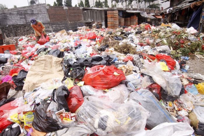 Di Belakang Pasar Agung Depok Sampah Menggunung Lagi