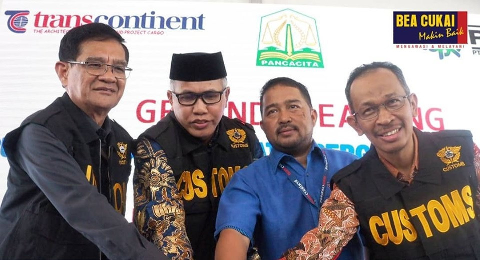 Acara peletakan batu pertama Pusat Logistik Berikat (PLB) milik PT Trans Continent di Kawasan Industri Aceh (KIA) Ladong, Aceh Besar.