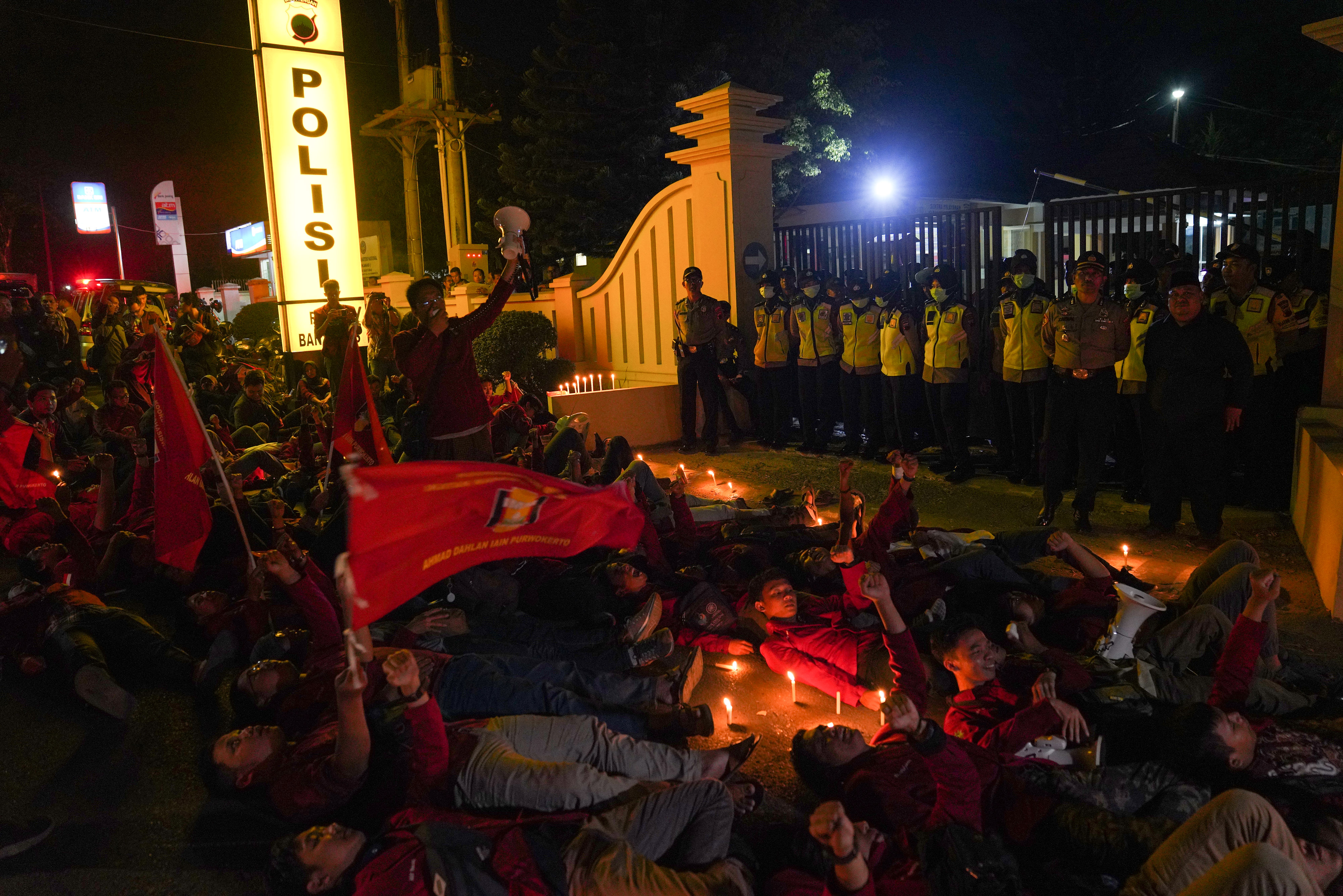 Sejumlah mahasiswa yang tergabung dalam Jaringan Kader dan Alumni IMM melakukan aksi solidaritas mengecam terbunuhnya Immawan Randy.