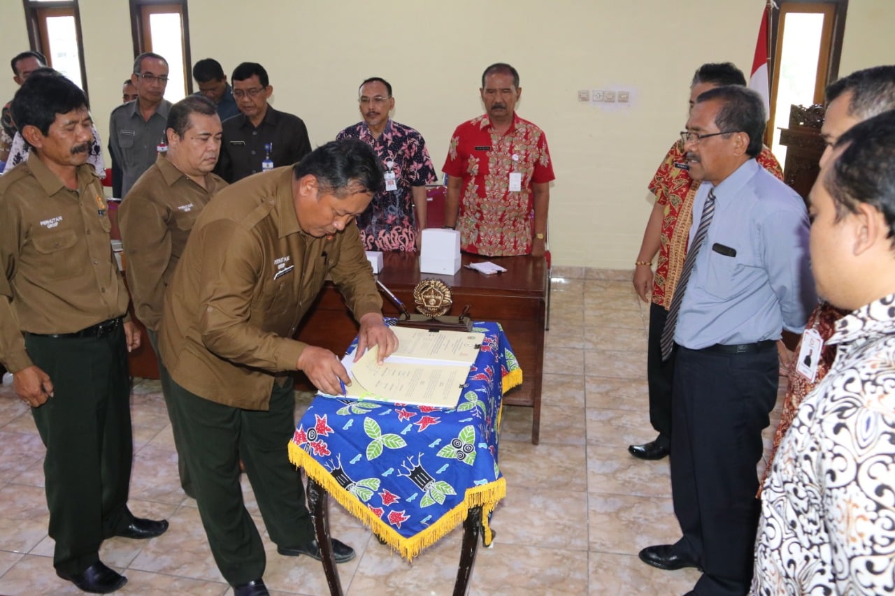 Pemkab Blora dan Perhutani menandatangani kerja sama pembangunan infrastruktur jalan di hutan kawasan Perhutani, Jumat (27/9)