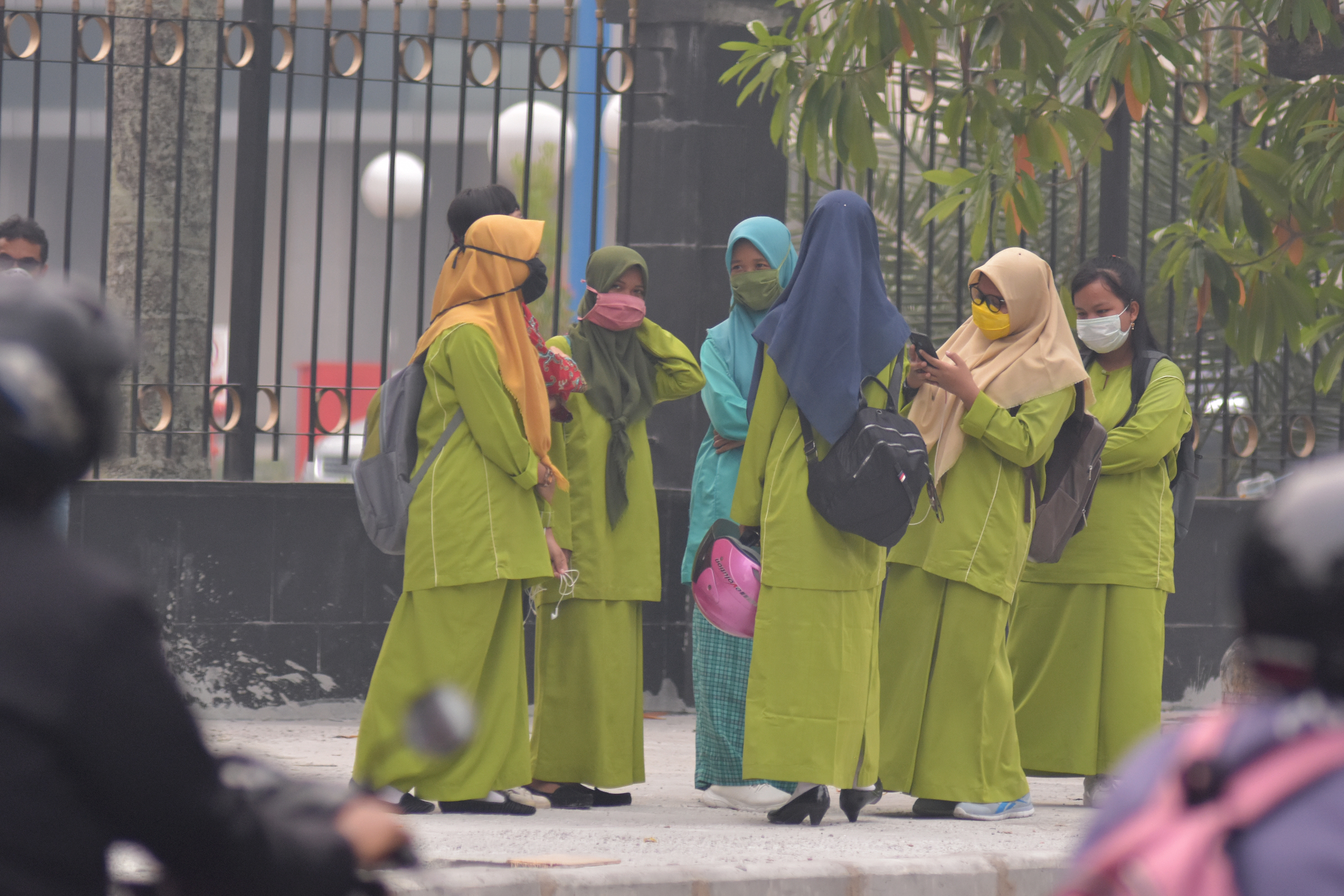 Sejumlah warga memakai masker di wajahnya di Kota Pekanbaru, Riau, Jumat (13/9/2019).