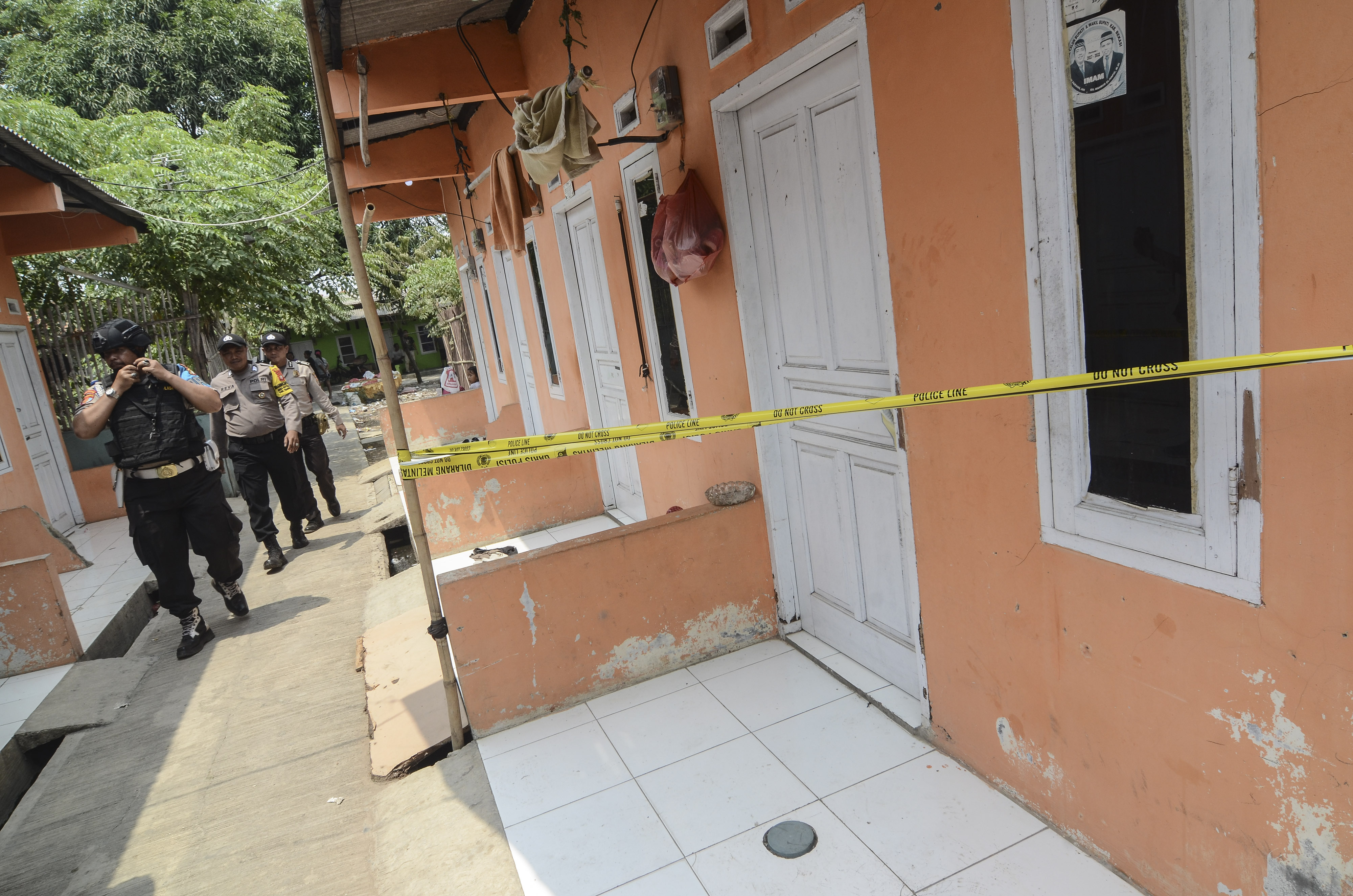 Sejumlah Polisi berjaga di sekitar kontrakan rumah terduga teroris di Rawa Kalong, Kabupaten Bekasi, Jawa Barat, Senin, (23/9/2019).